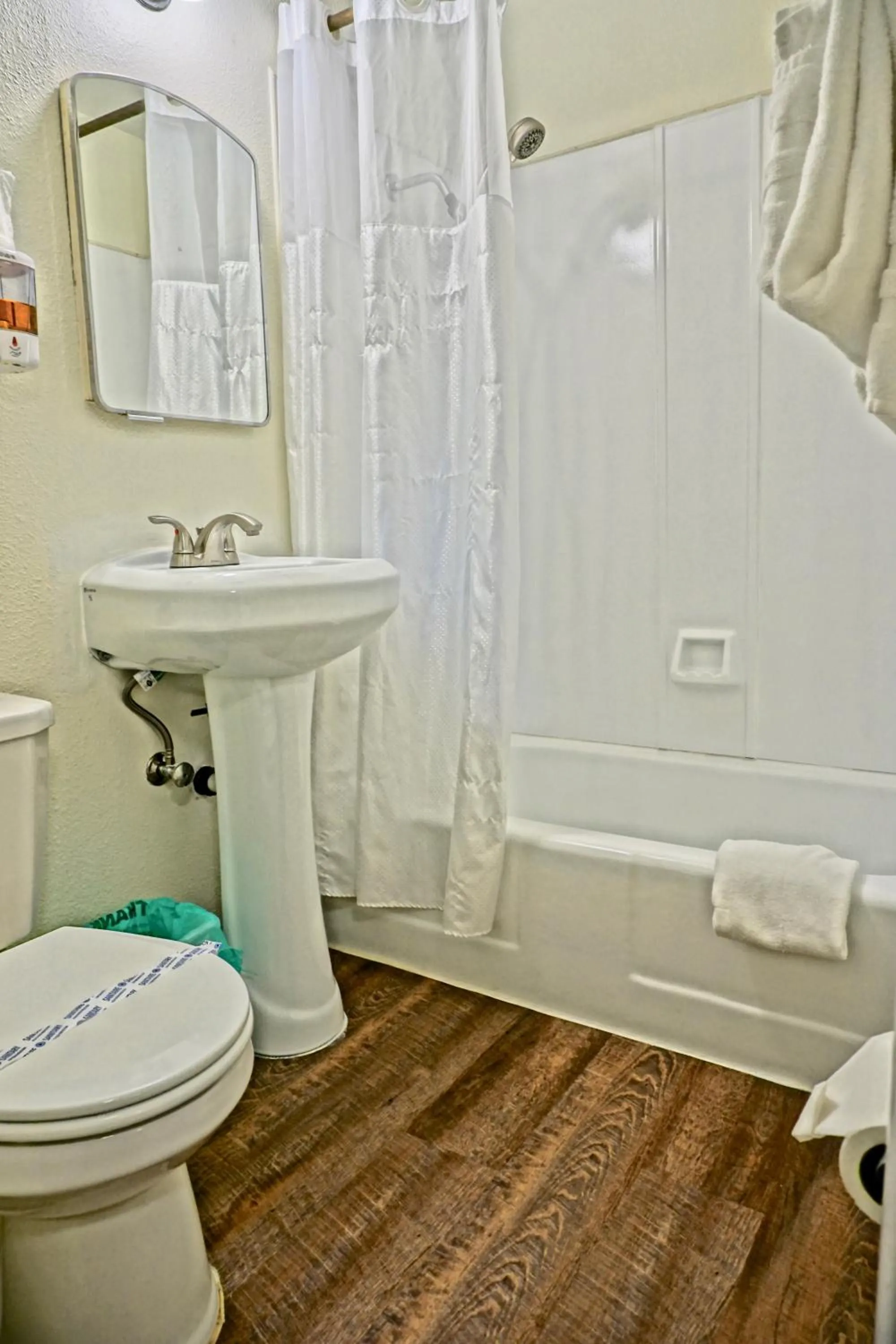 Bathroom in Arbor Inn Motel Oakridge
