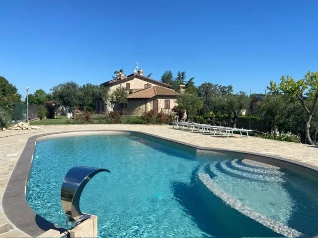 Swimming pool in B&B Madonna Carradori Country
