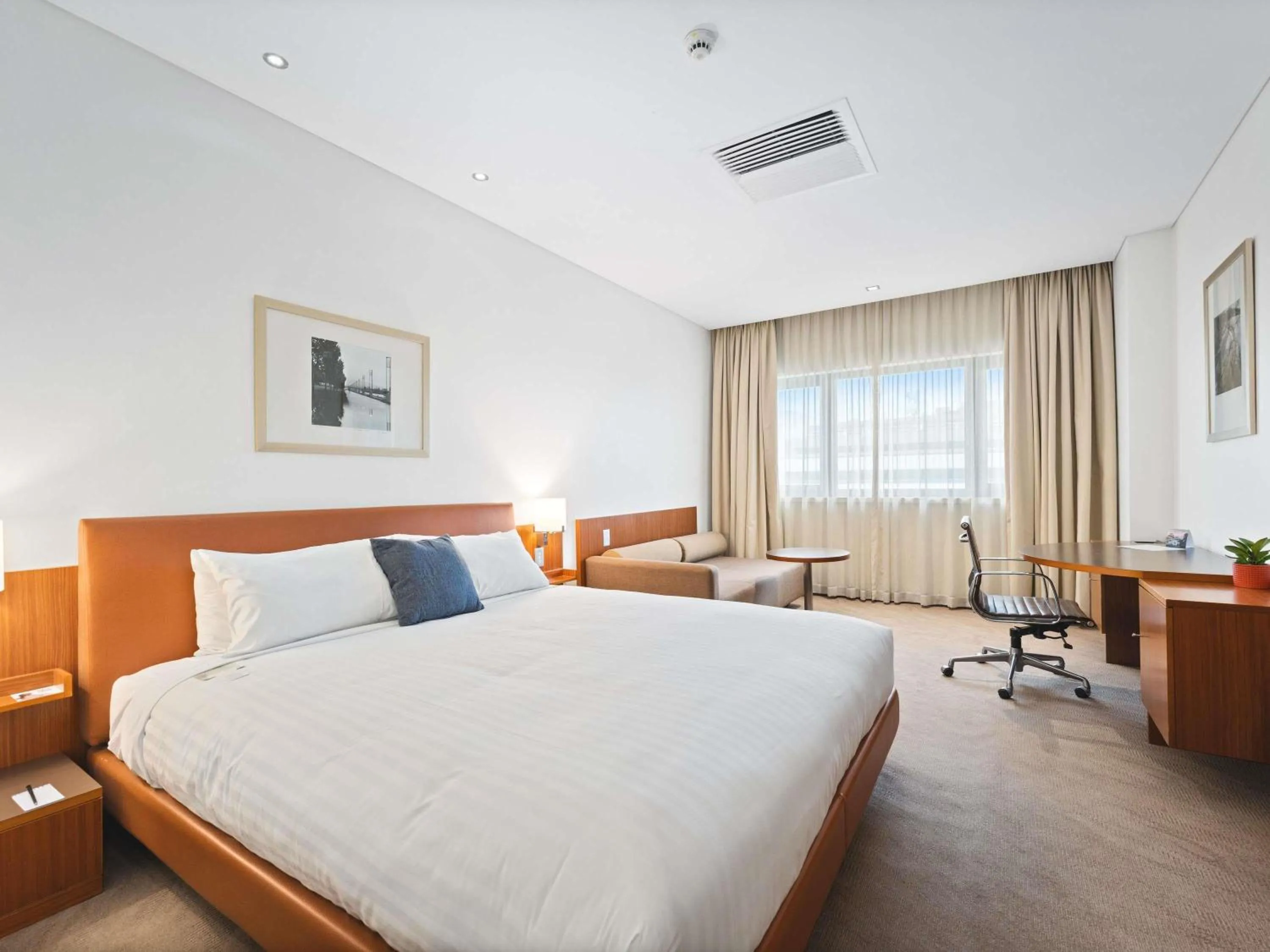 Bedroom, Bed in Novotel Canberra