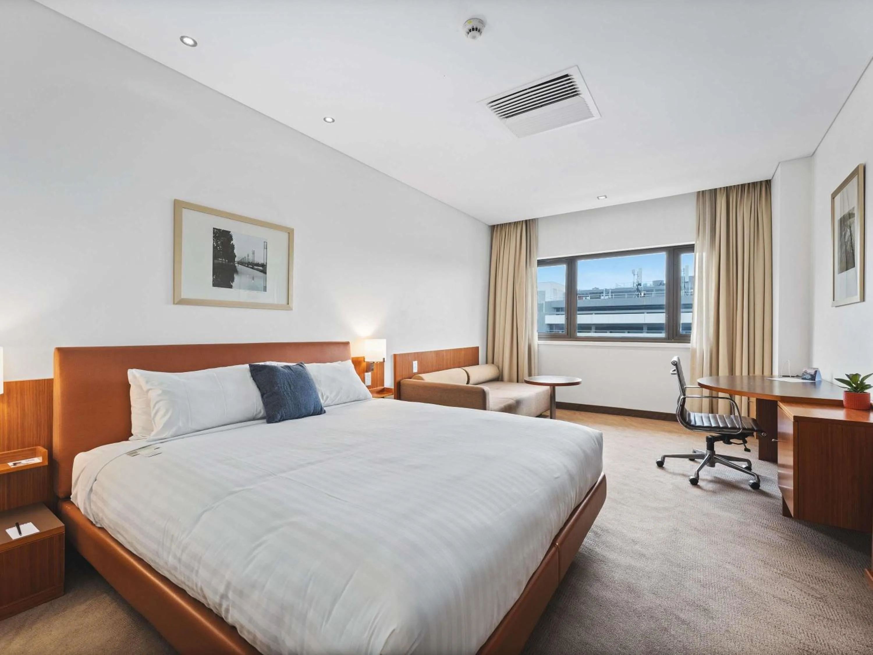 Bedroom, Bed in Novotel Canberra