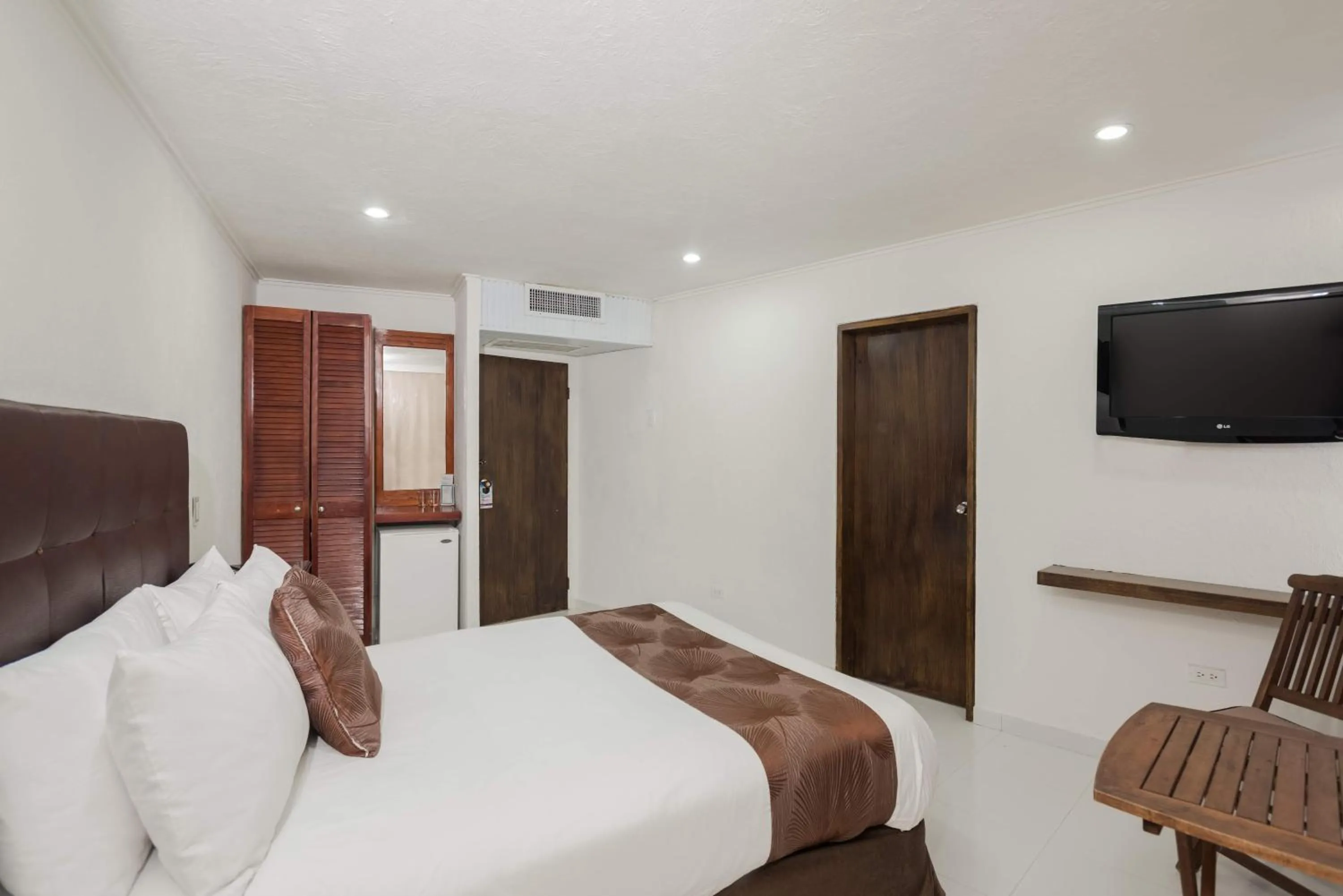 TV and multimedia, Bed in Calypso Beach Hotel