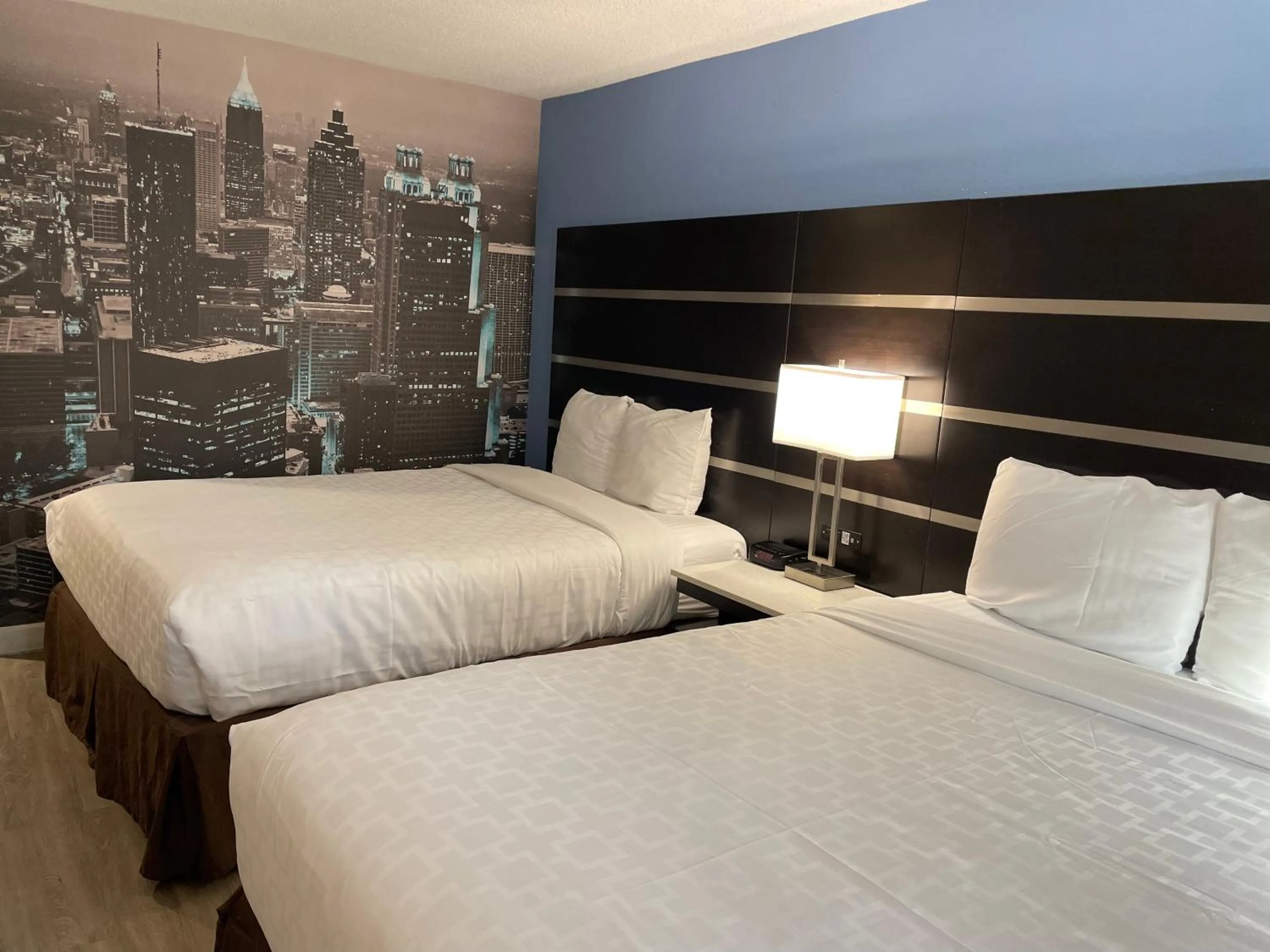 Bed in Clarion Pointe Atlanta Airport College Park