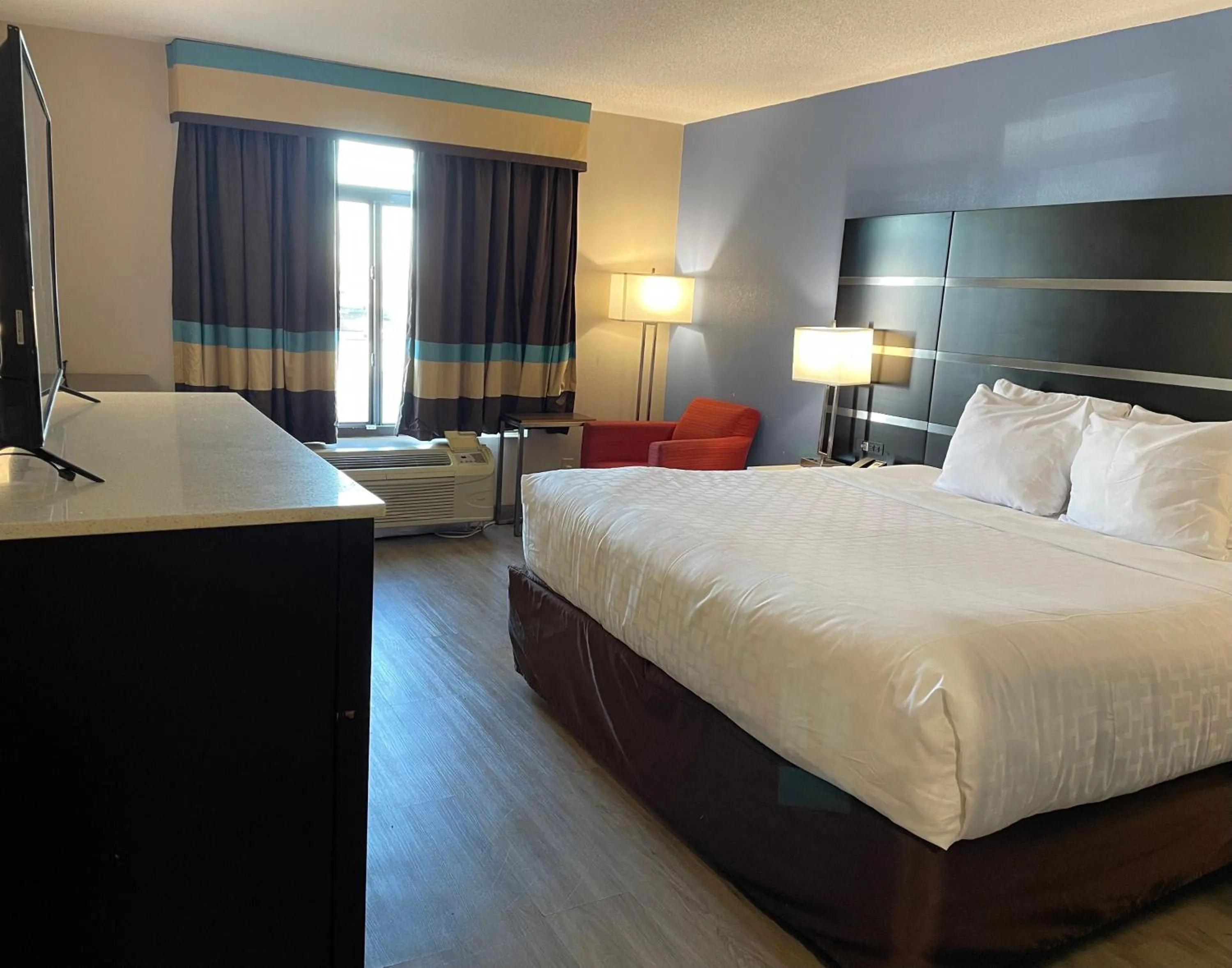 Photo of the whole room, Bed in Clarion Pointe Atlanta Airport College Park