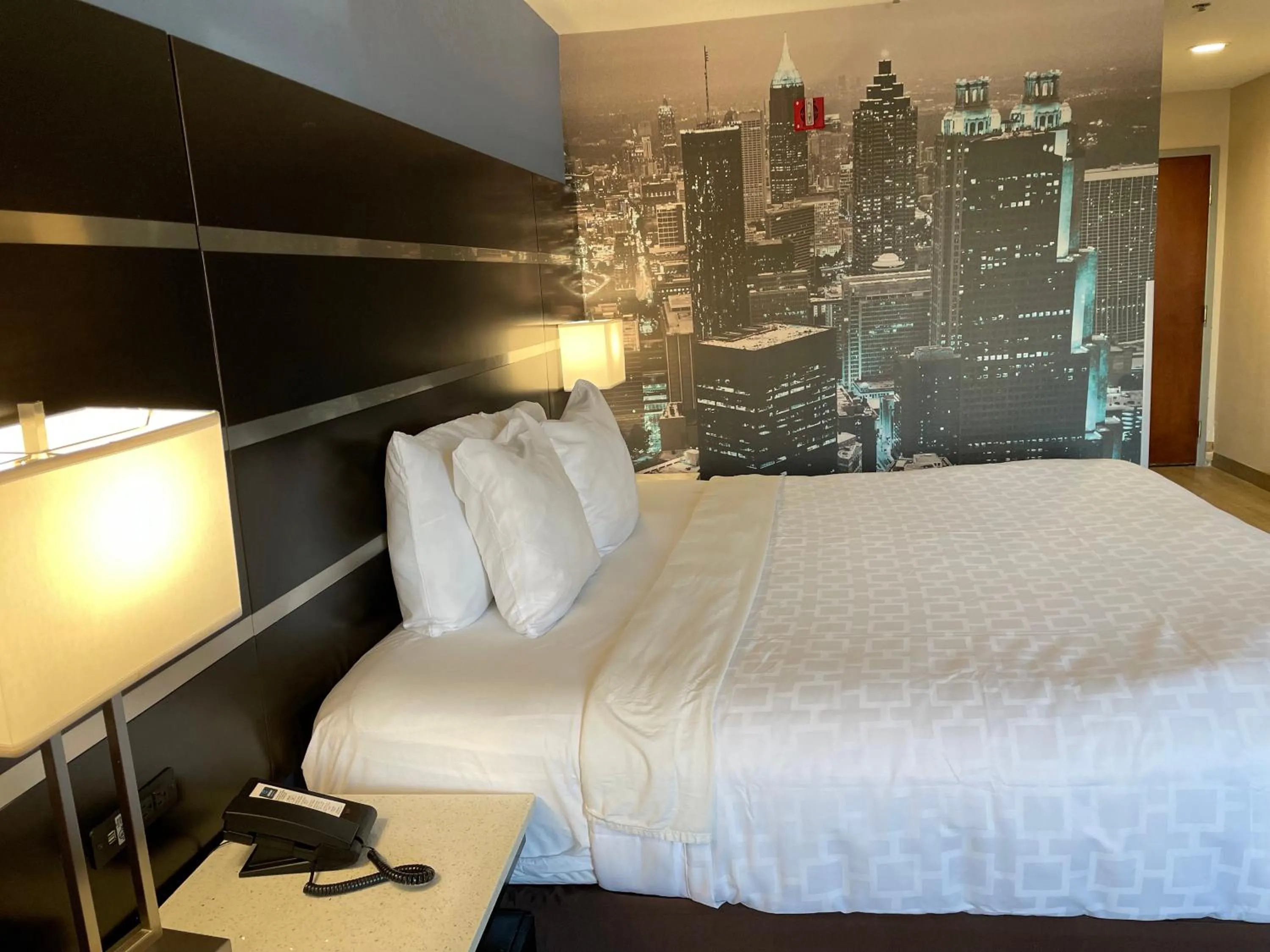 Bed in Clarion Pointe Atlanta Airport College Park