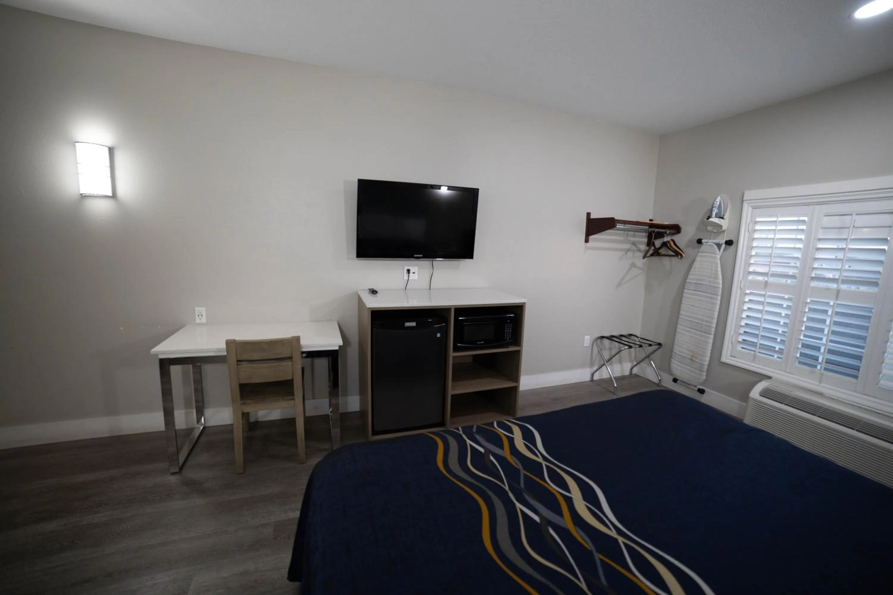 Photo of the whole room, Bed in Mid City Inn & Suites Pico Rivera