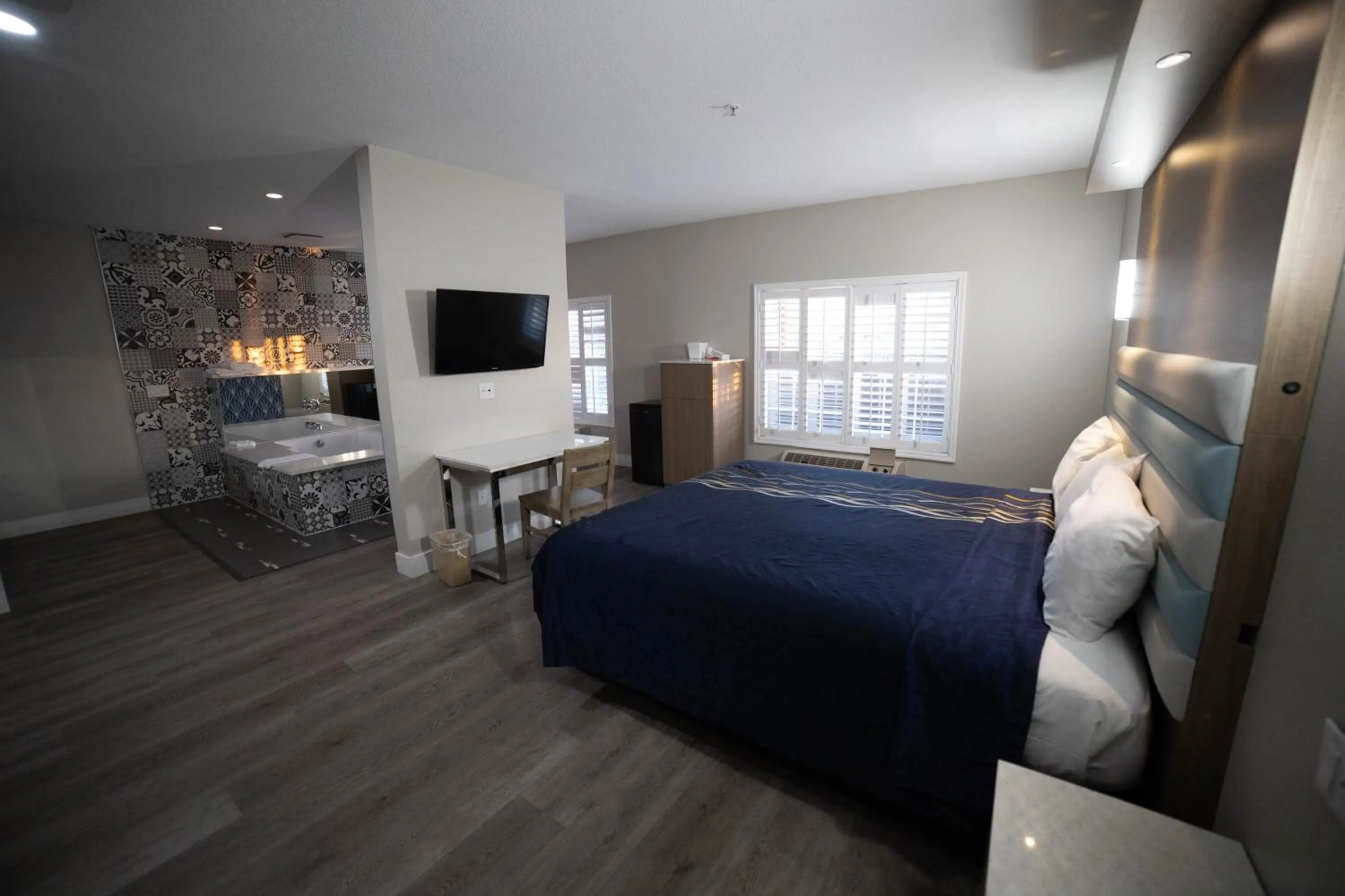 Living room, Bed in Mid City Inn & Suites Pico Rivera