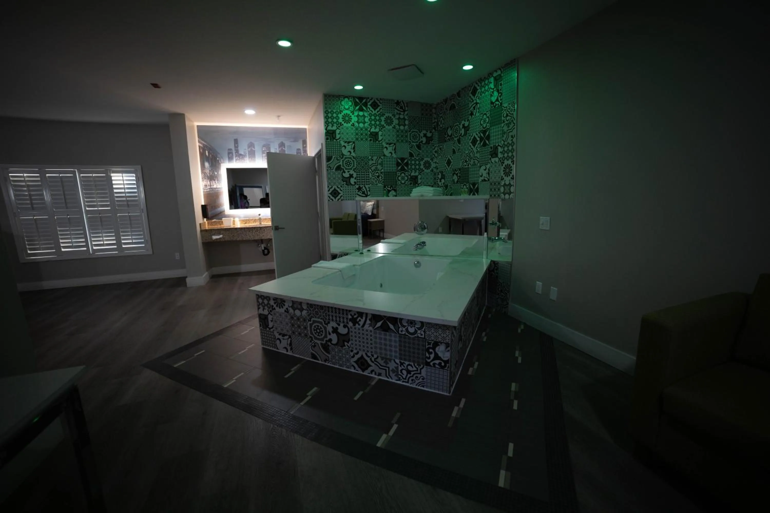 Bath in Mid City Inn & Suites Pico Rivera