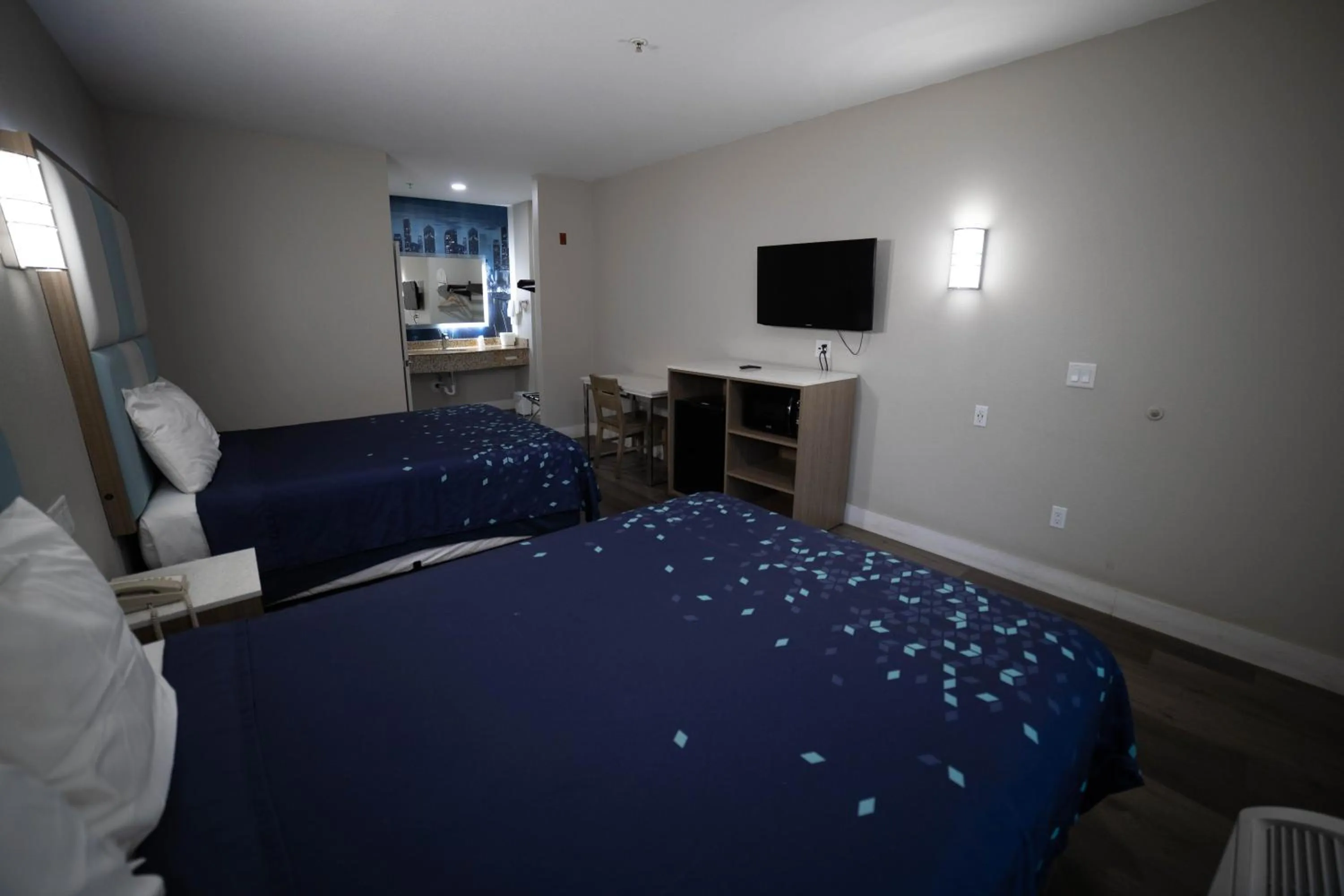 Bed in Mid City Inn & Suites Pico Rivera