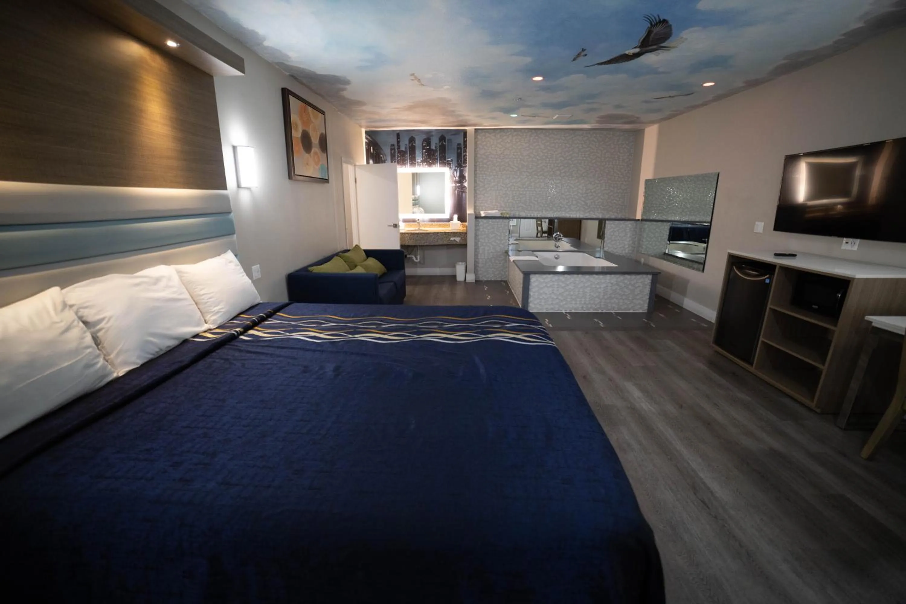 Photo of the whole room, Bed in Mid City Inn & Suites Pico Rivera