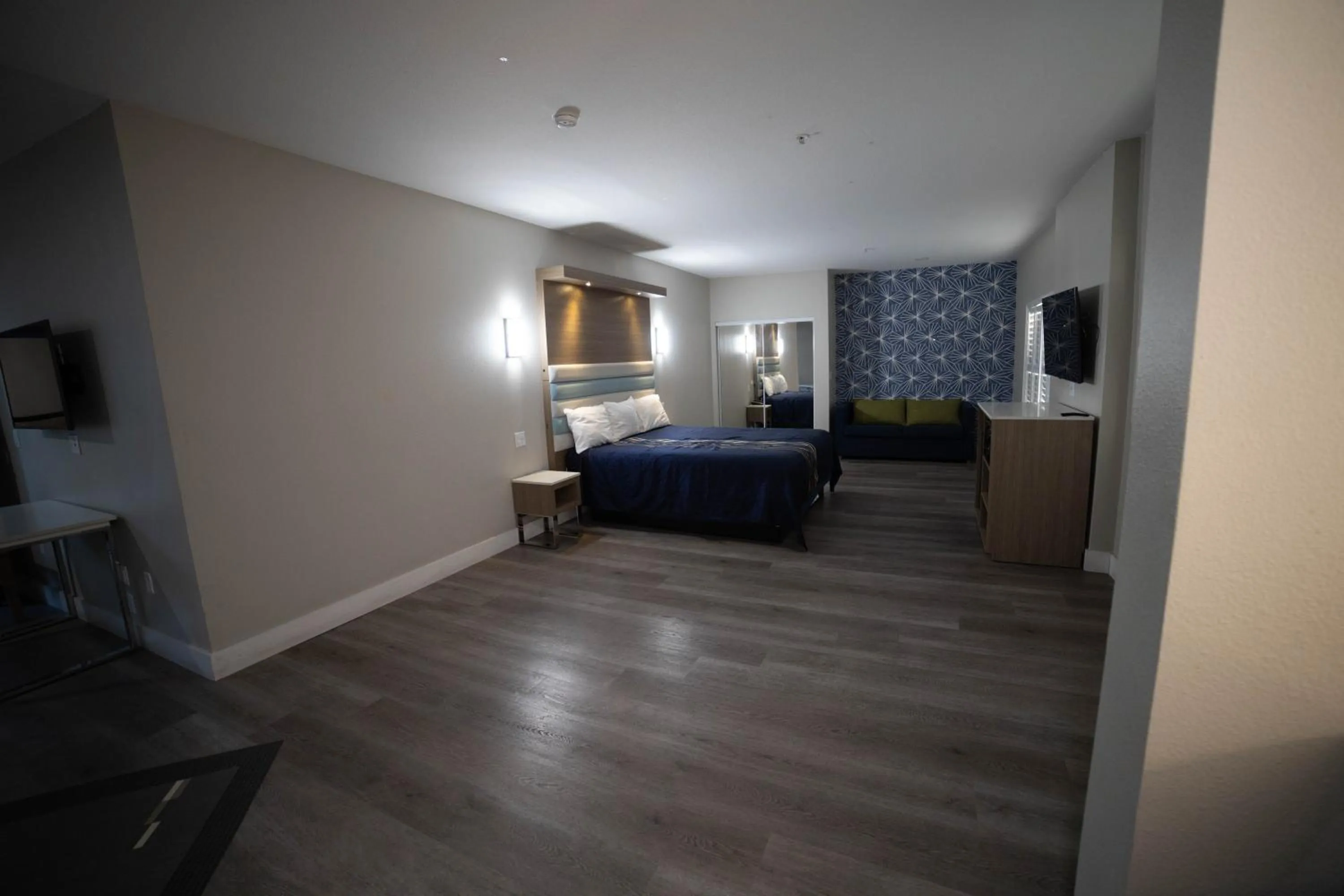 Photo of the whole room, Bed in Mid City Inn & Suites Pico Rivera