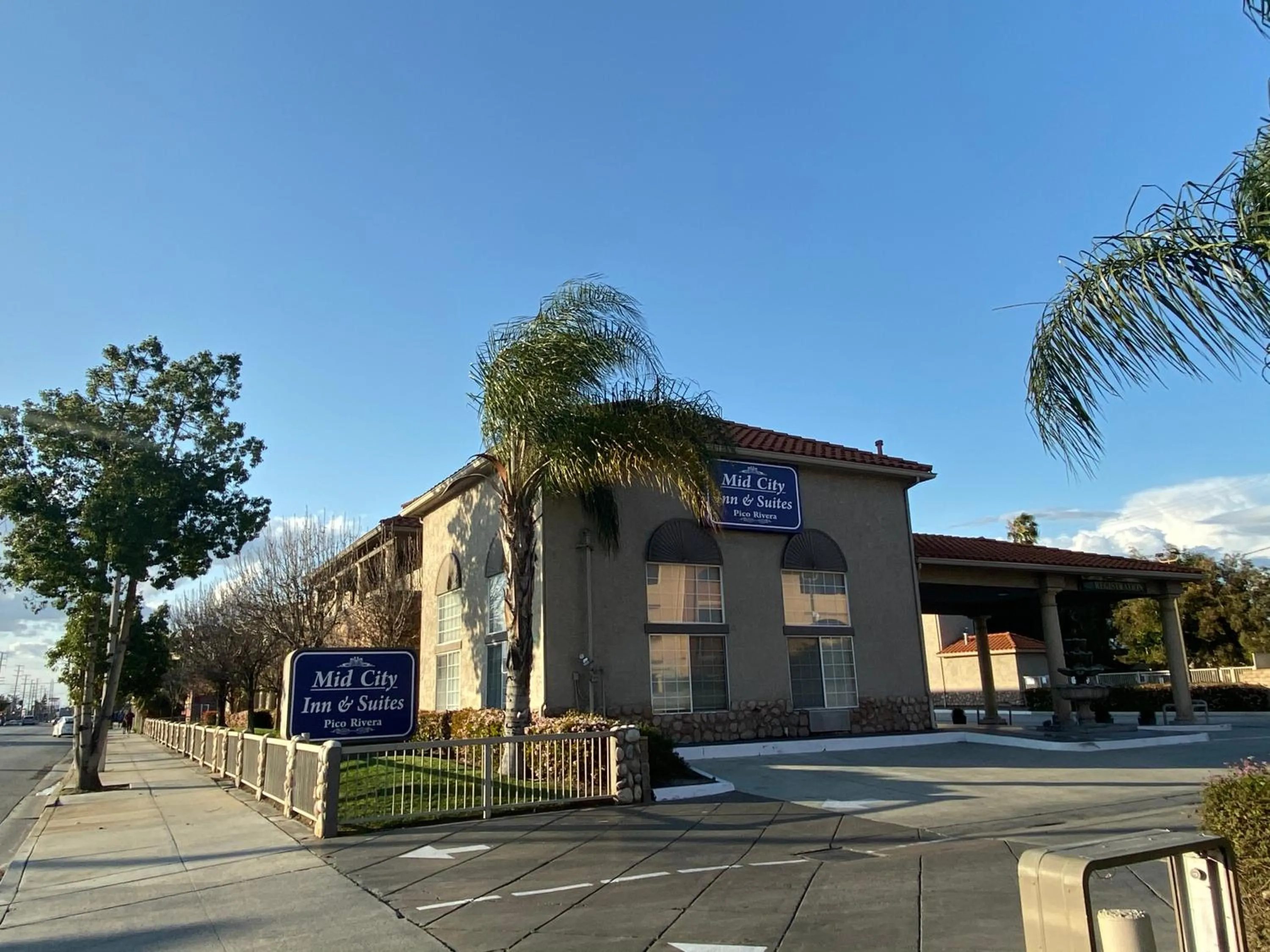 Property building in Mid City Inn & Suites Pico Rivera