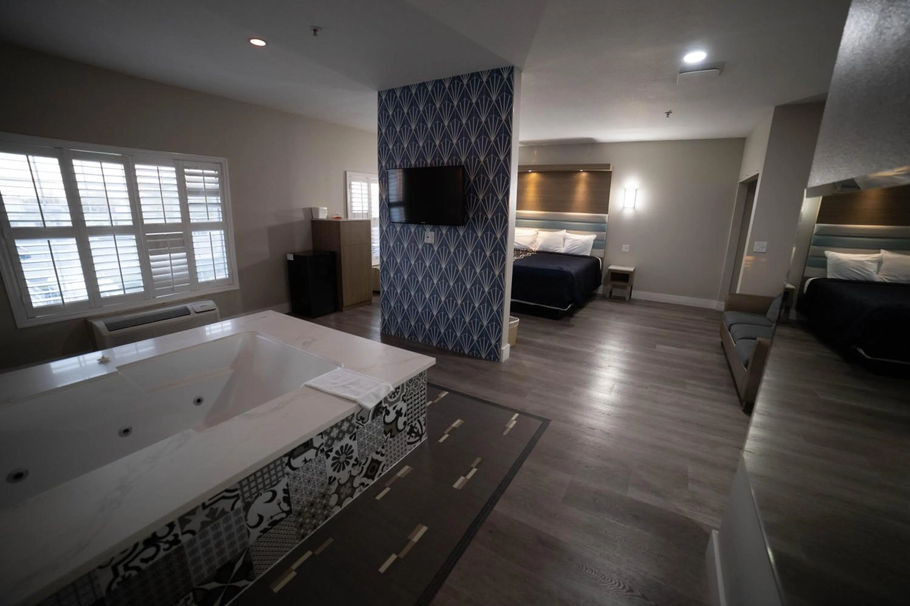 Hot Tub, Bed in Mid City Inn & Suites Pico Rivera