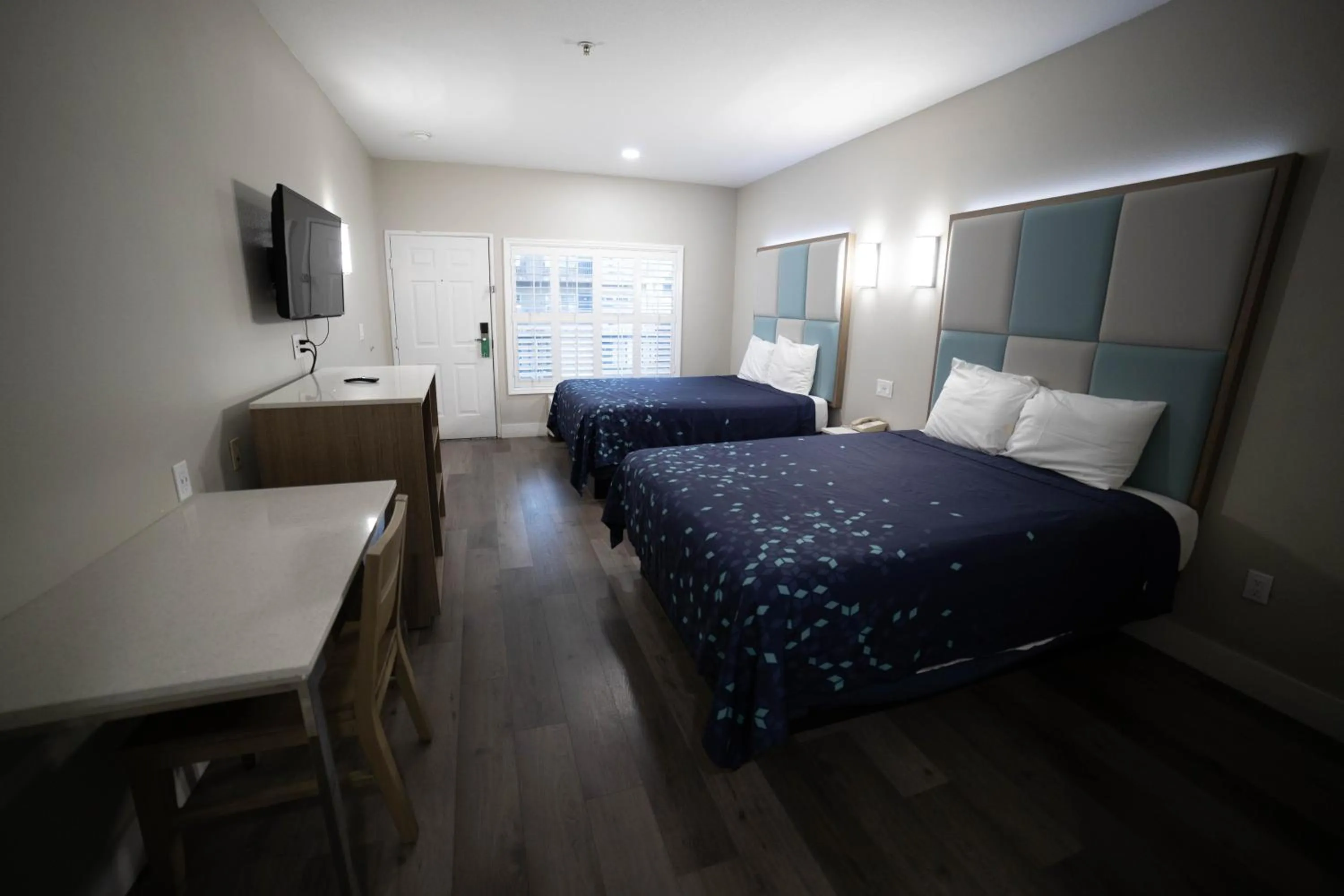 Photo of the whole room, Bed in Mid City Inn & Suites Pico Rivera