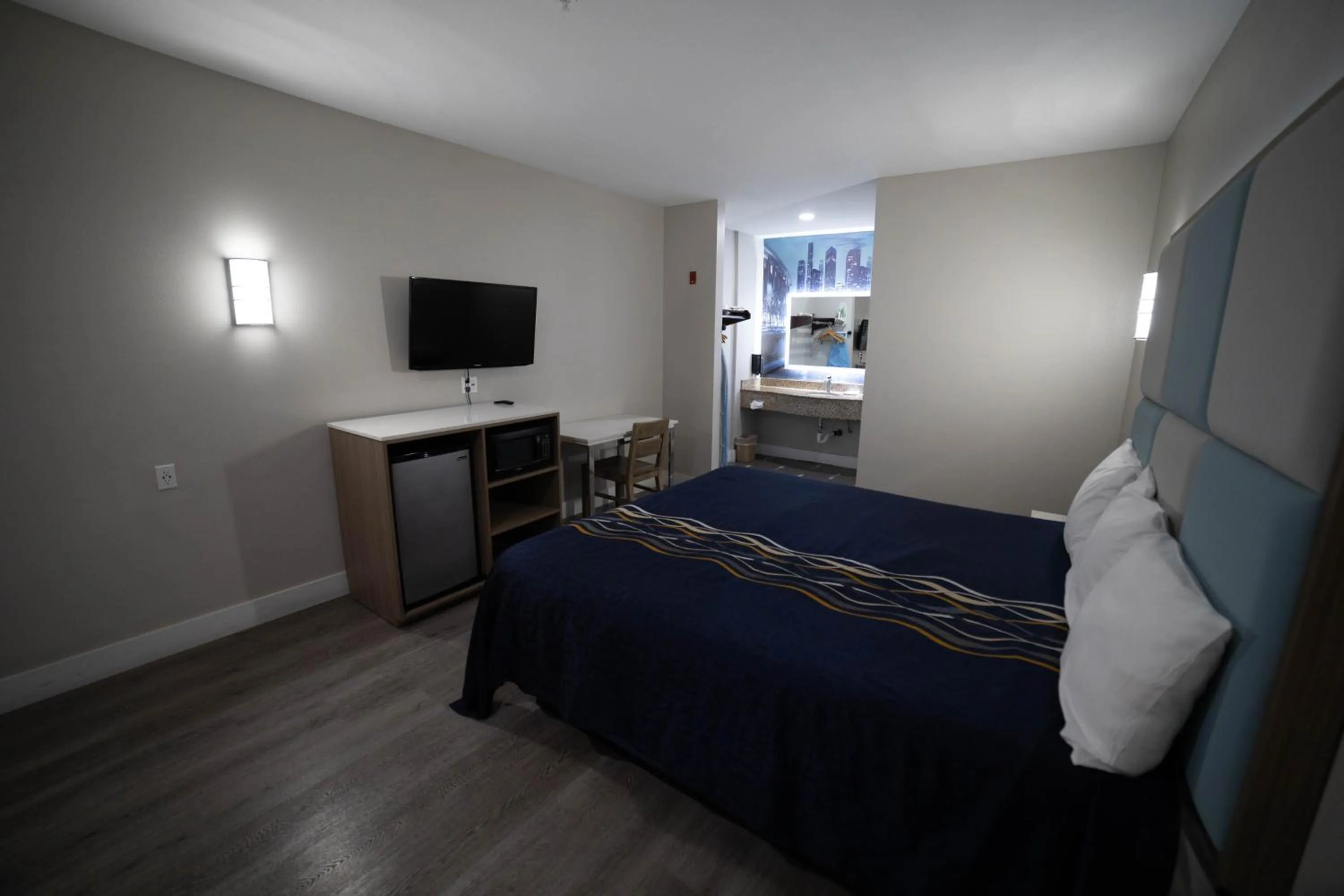 TV and multimedia, Bed in Mid City Inn & Suites Pico Rivera