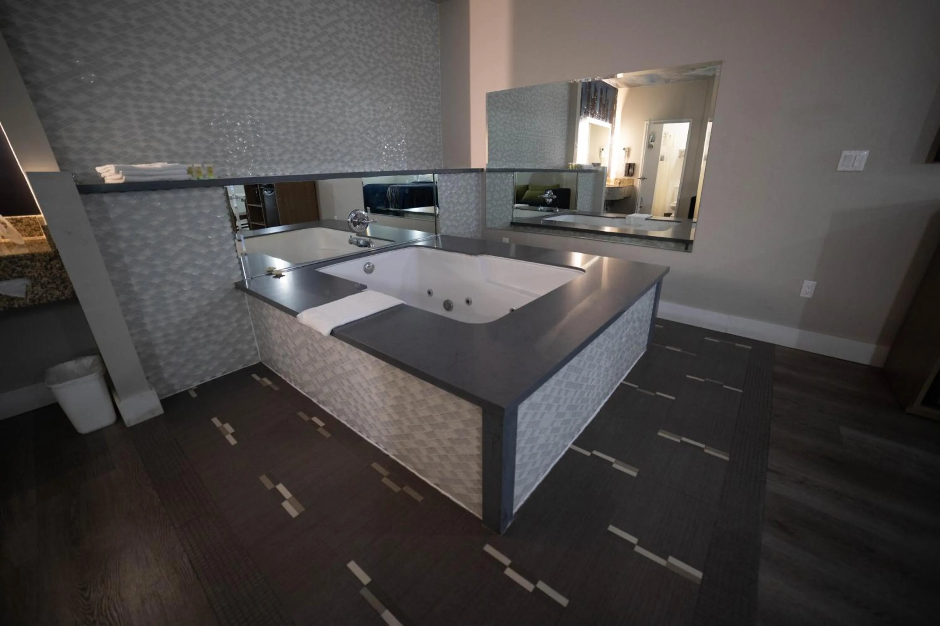 Hot Tub in Mid City Inn & Suites Pico Rivera