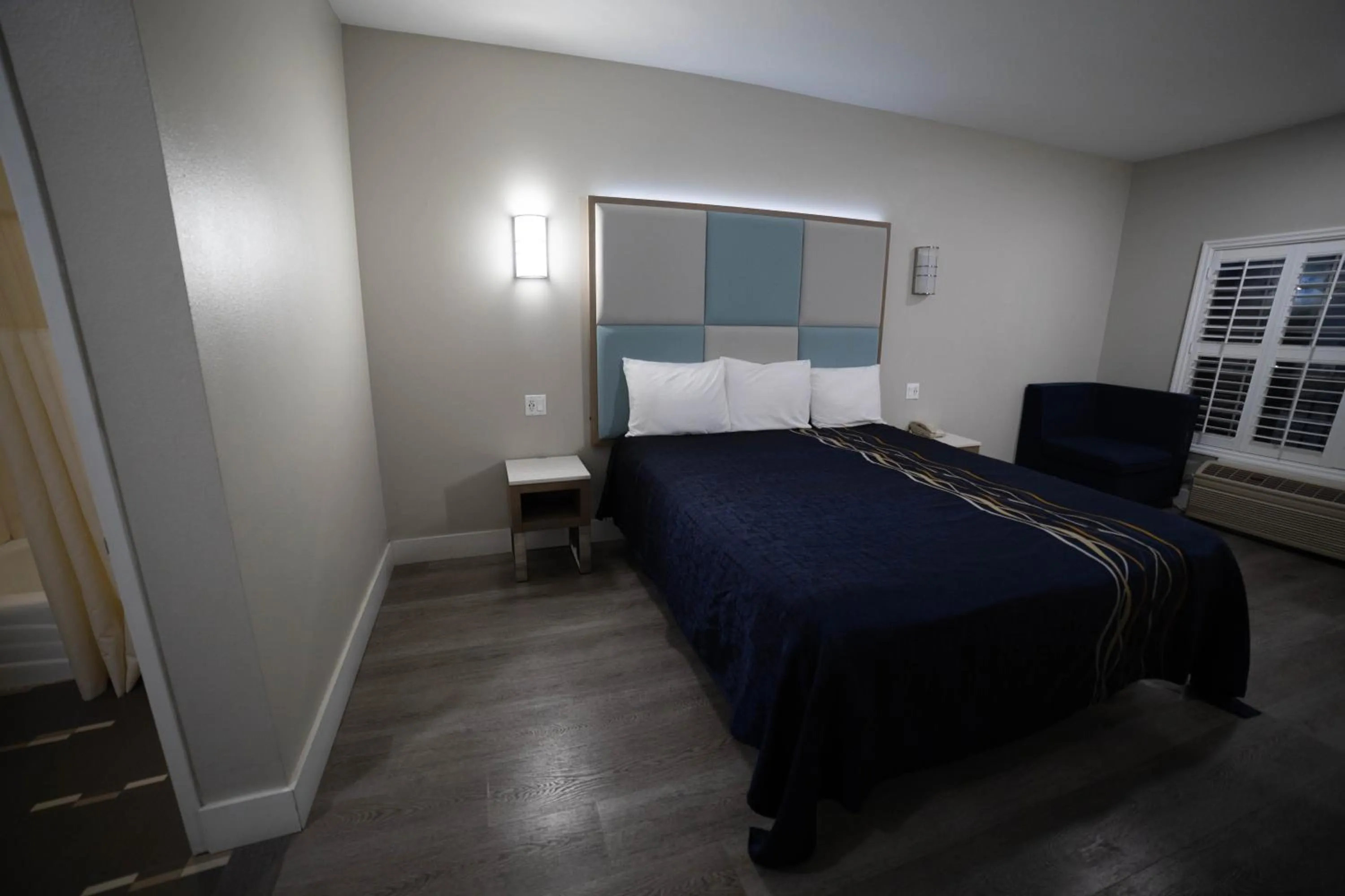 Photo of the whole room, Bed in Mid City Inn & Suites Pico Rivera