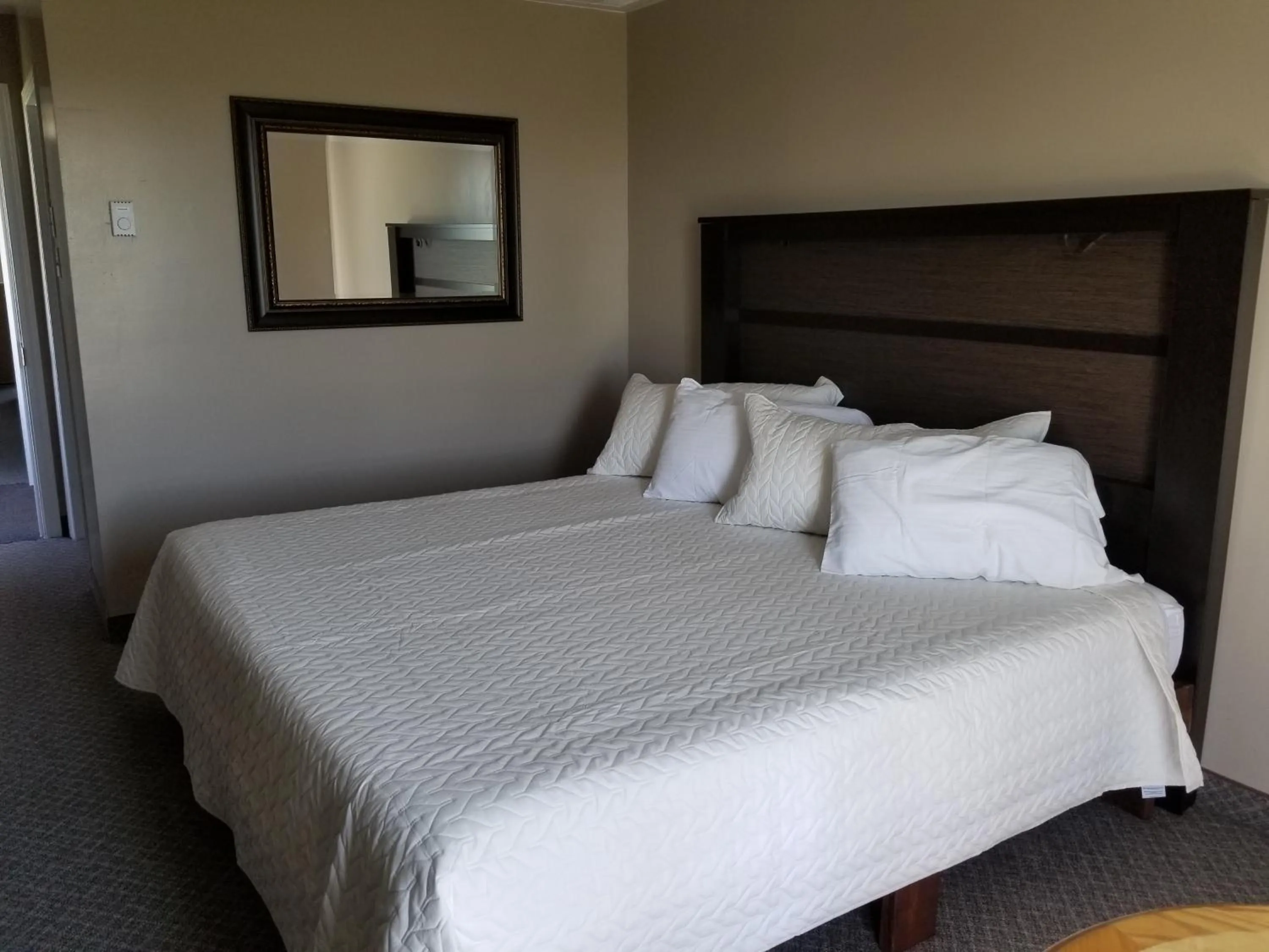 Bedroom, Bed in Knights Inn Woodstock