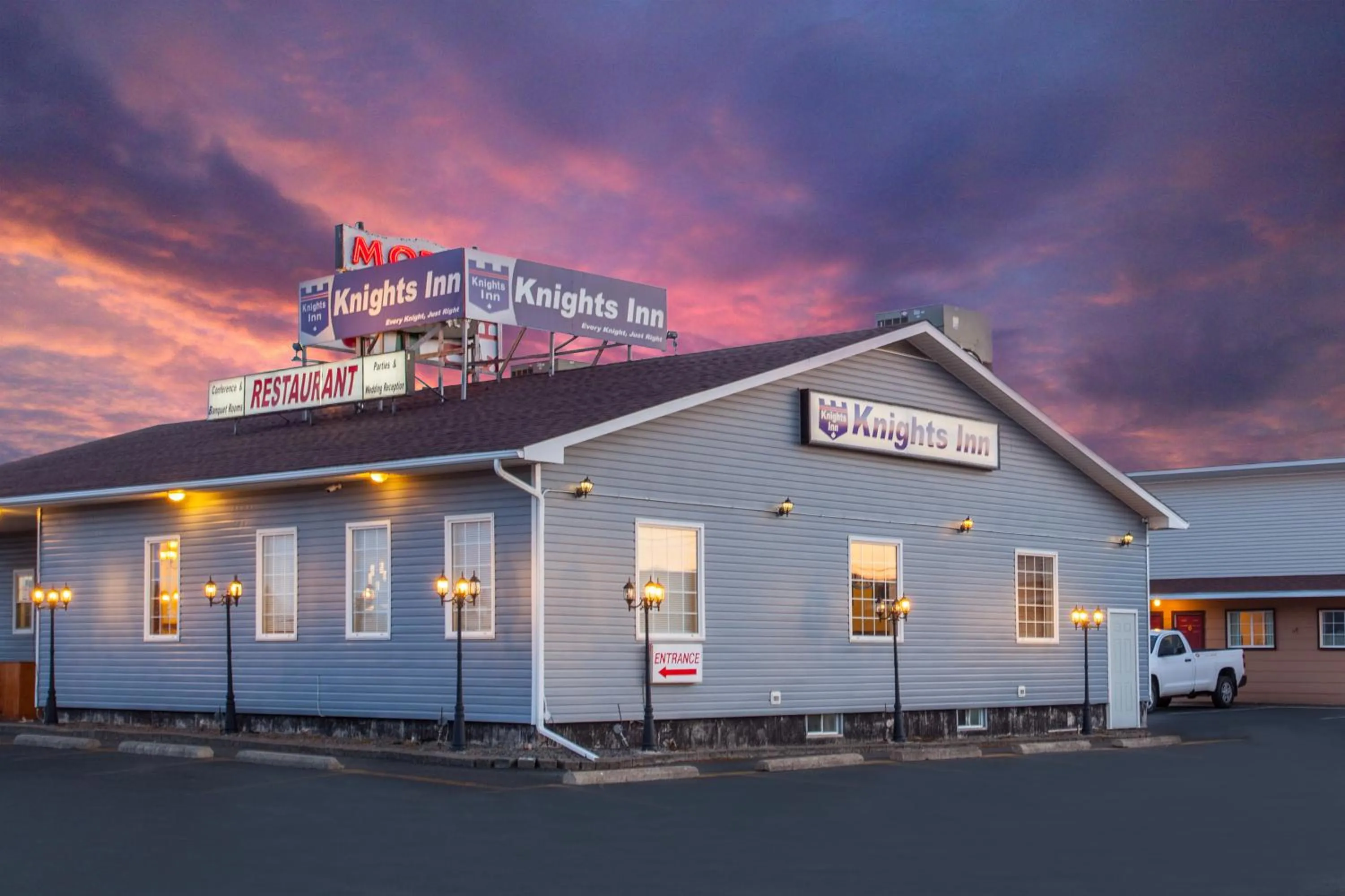 Property building in Knights Inn Woodstock