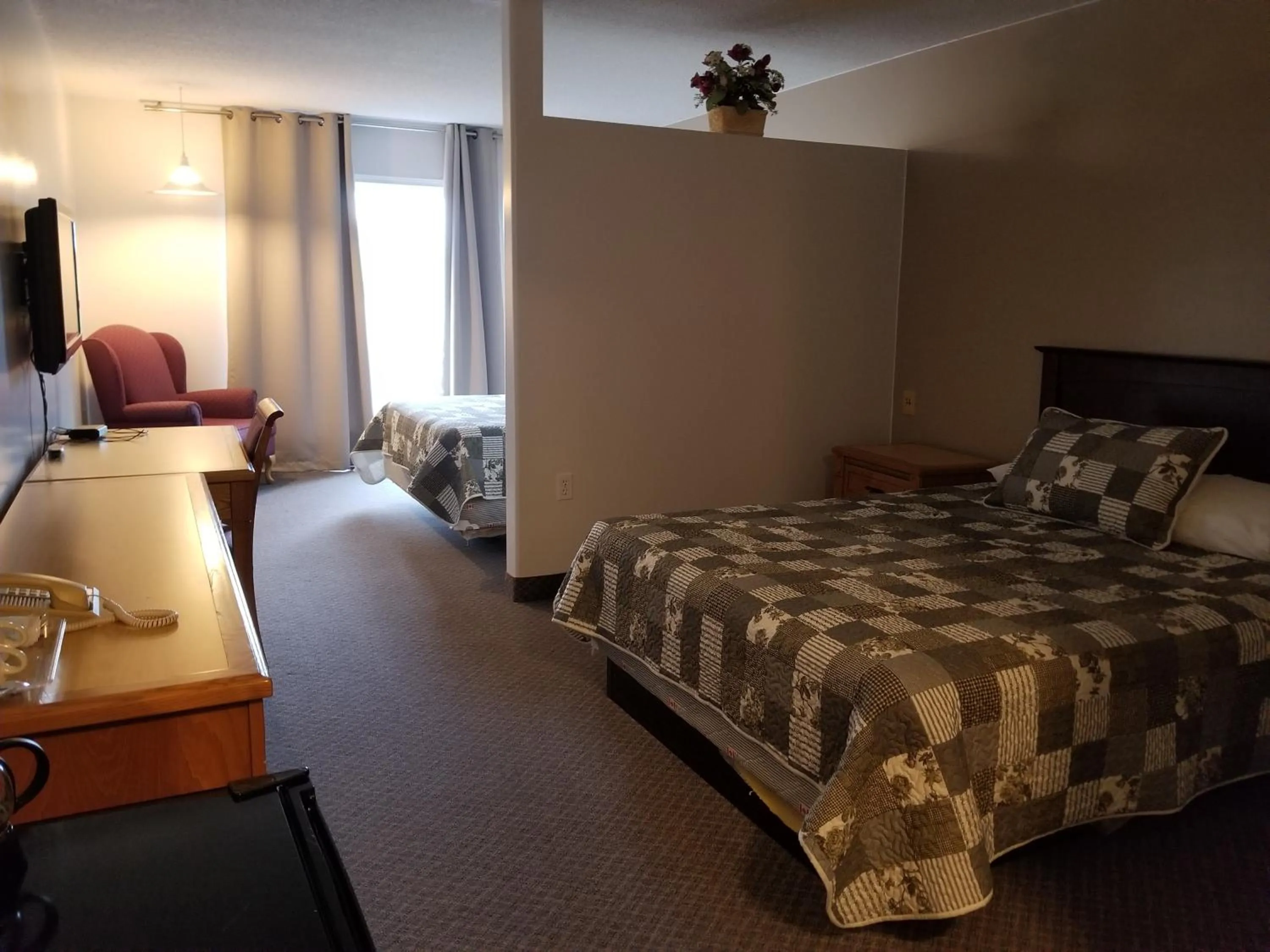 Bedroom, Bed in Knights Inn Woodstock