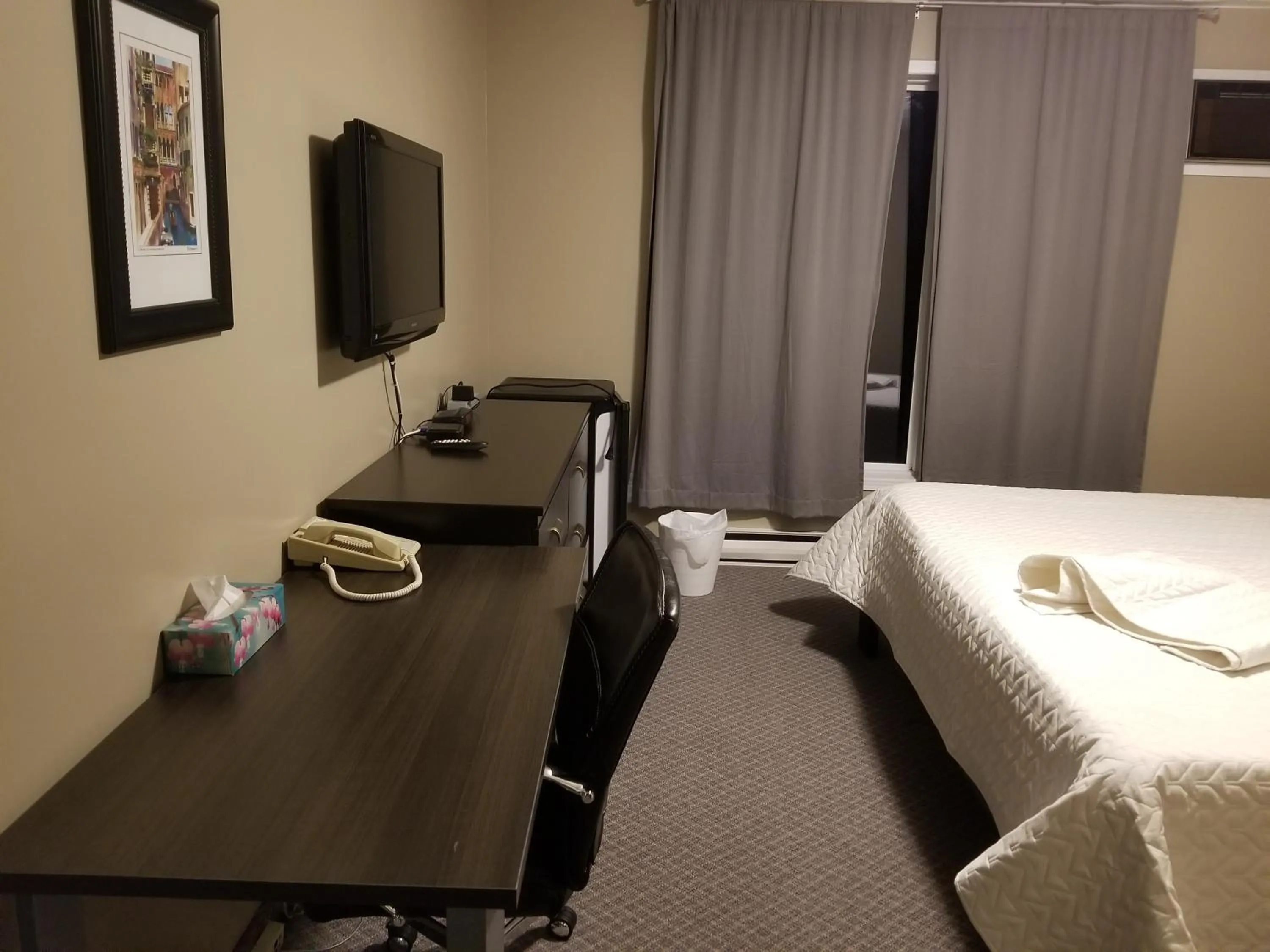 Bedroom, Bed in Knights Inn Woodstock