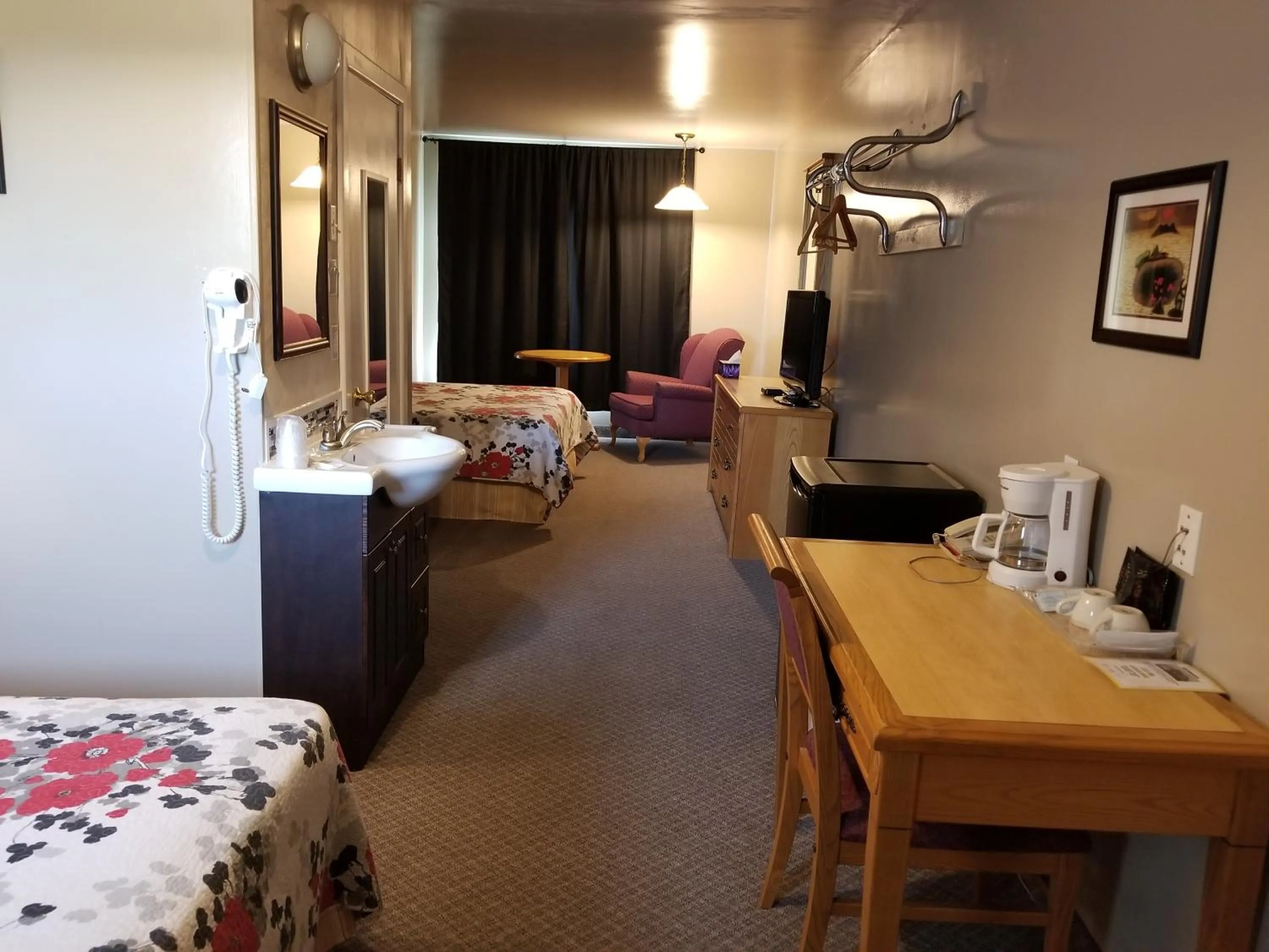 Bedroom, Bed in Knights Inn Woodstock