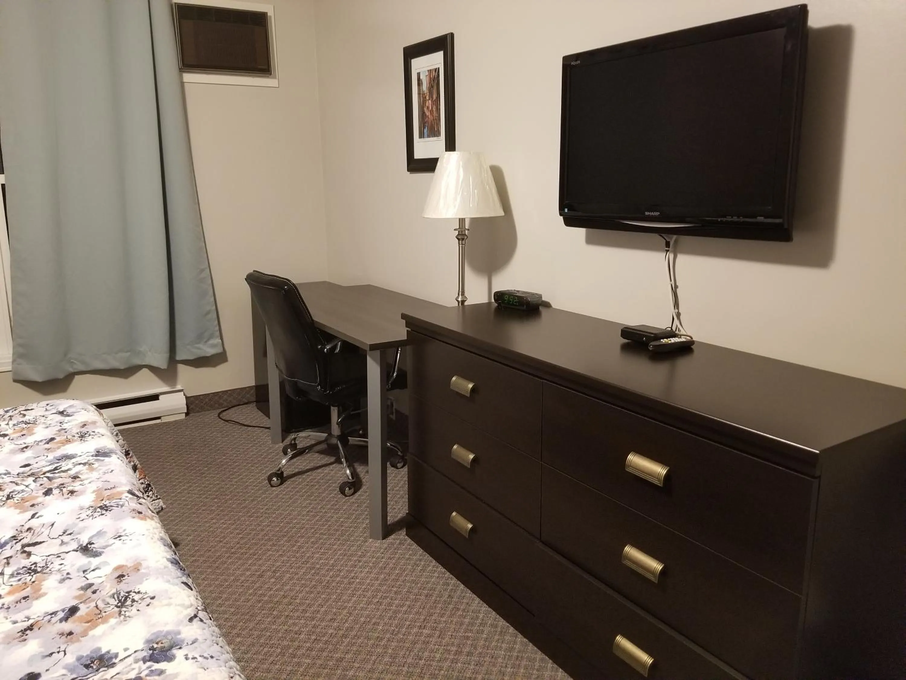 Bedroom, Bed in Knights Inn Woodstock