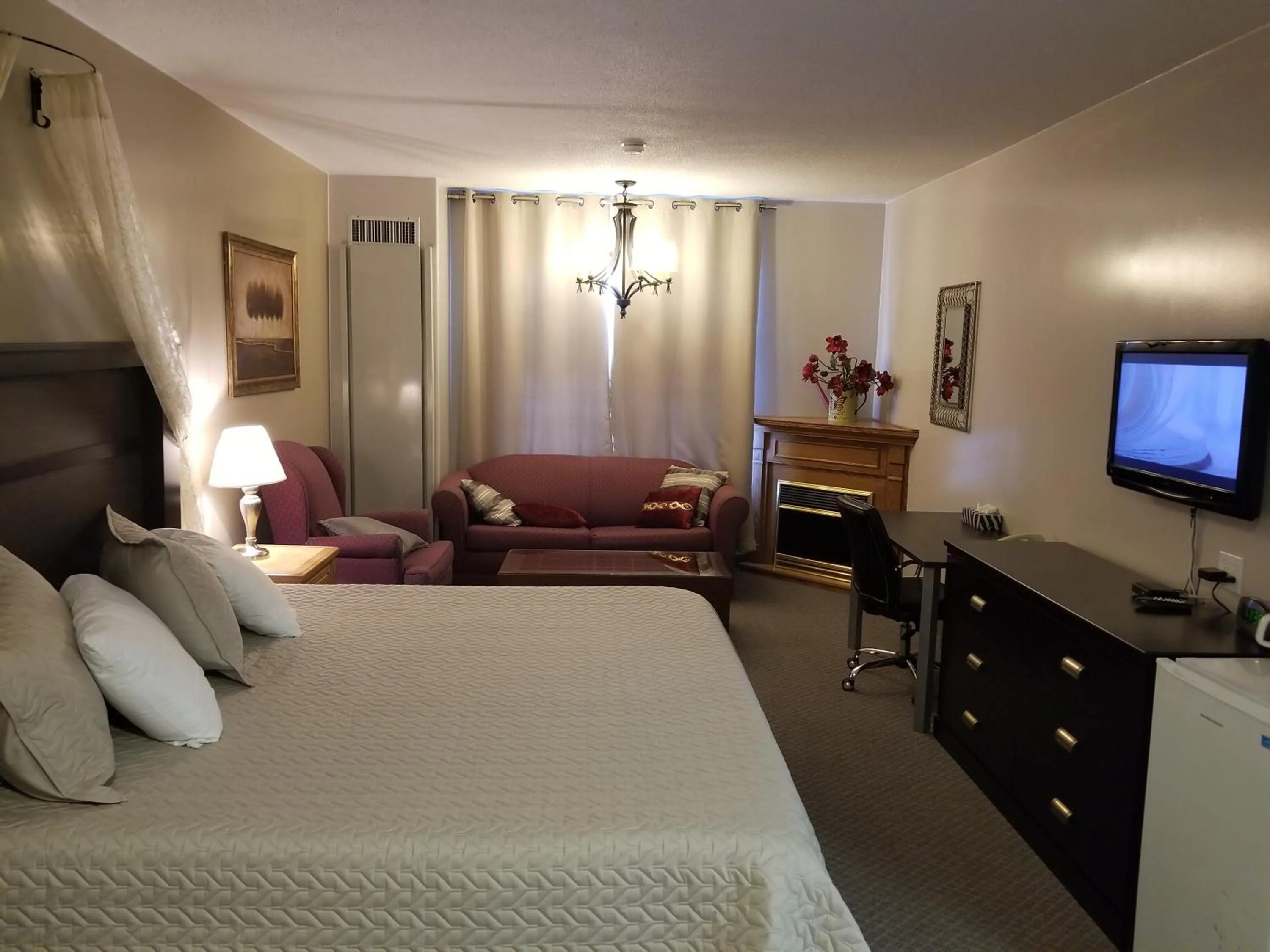 Bedroom, Bed in Knights Inn Woodstock