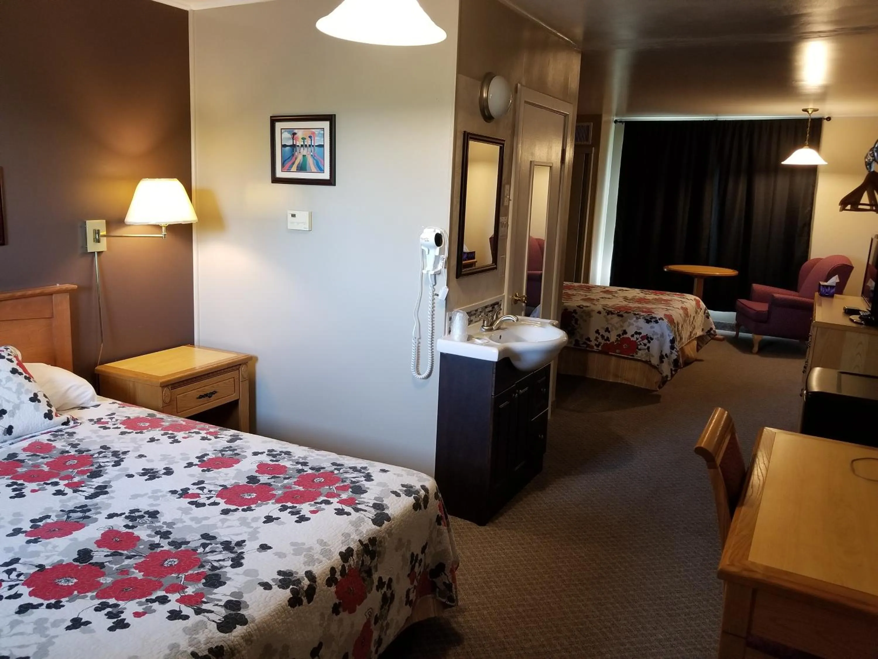 Bedroom, Bed in Knights Inn Woodstock