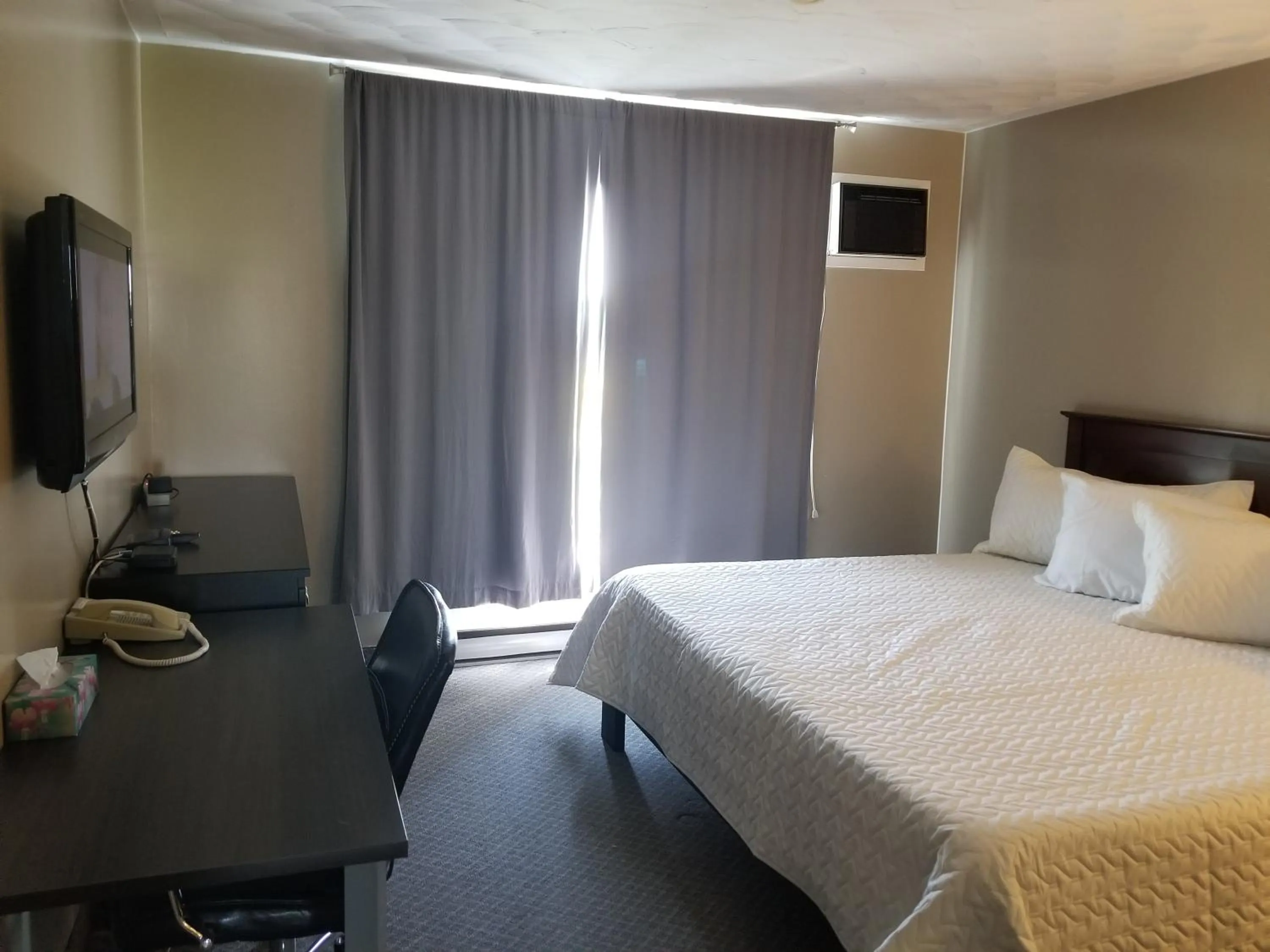 Bedroom, Bed in Knights Inn Woodstock