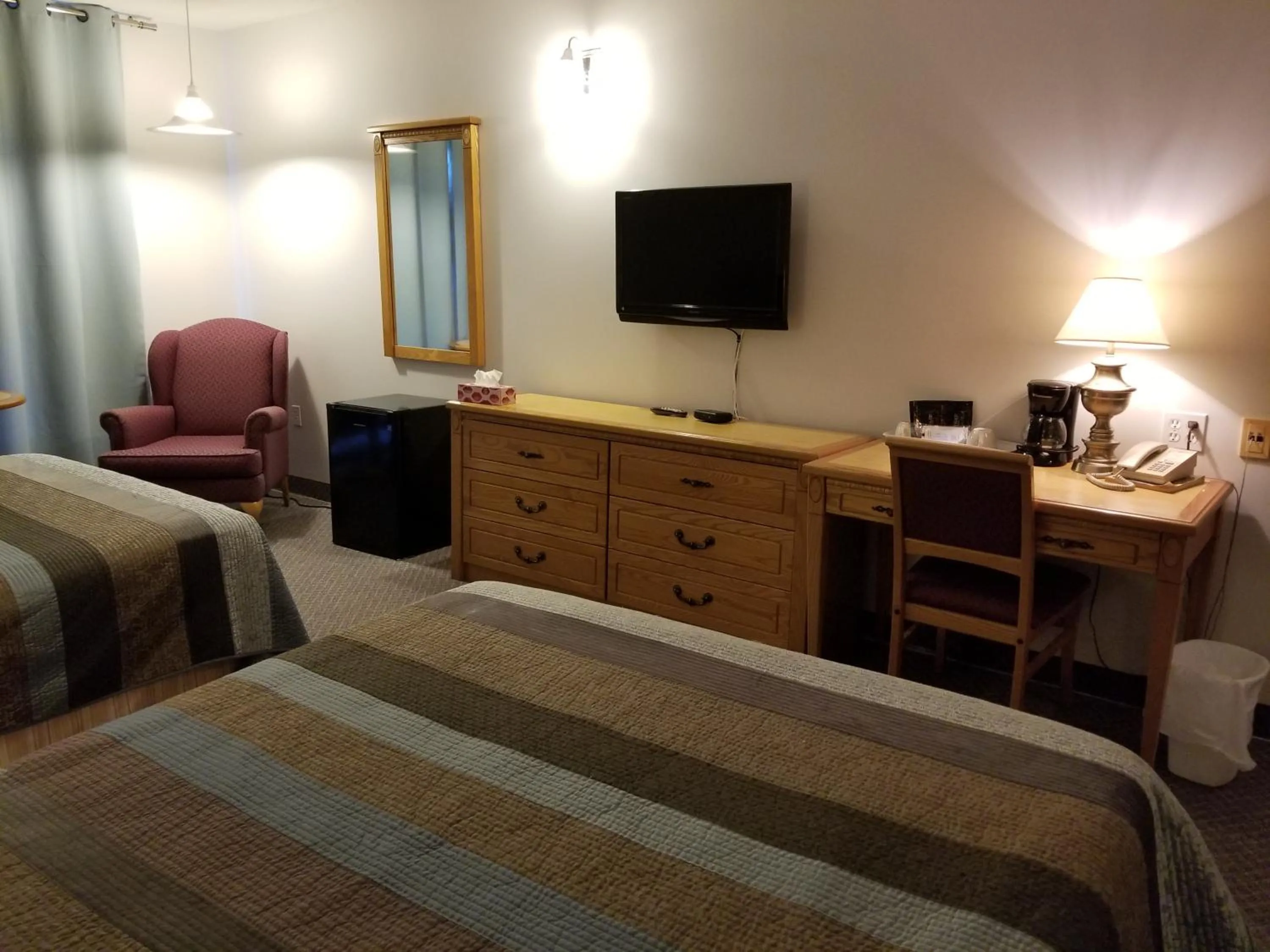 Bedroom, Bed in Knights Inn Woodstock