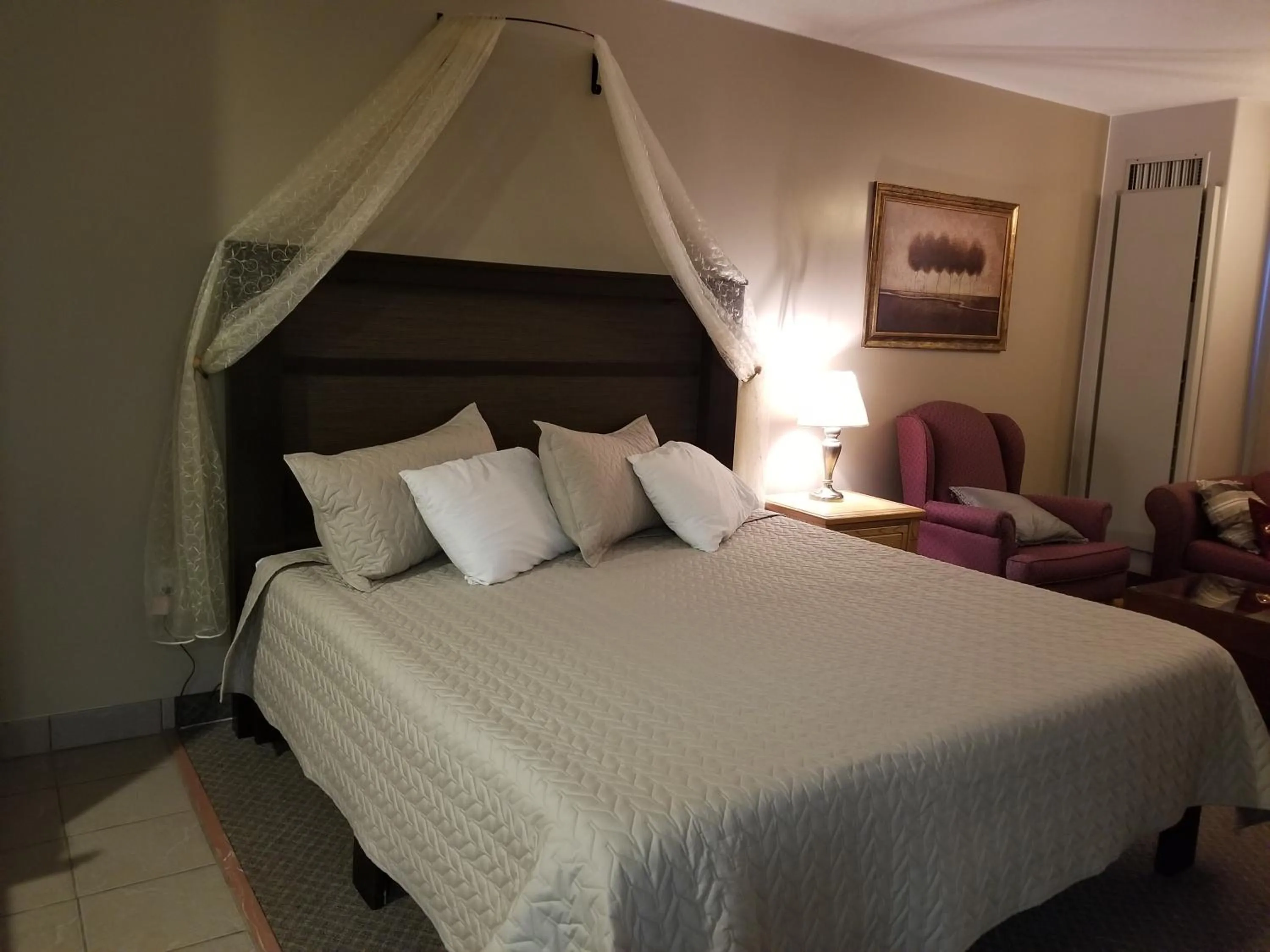 Bedroom, Bed in Knights Inn Woodstock