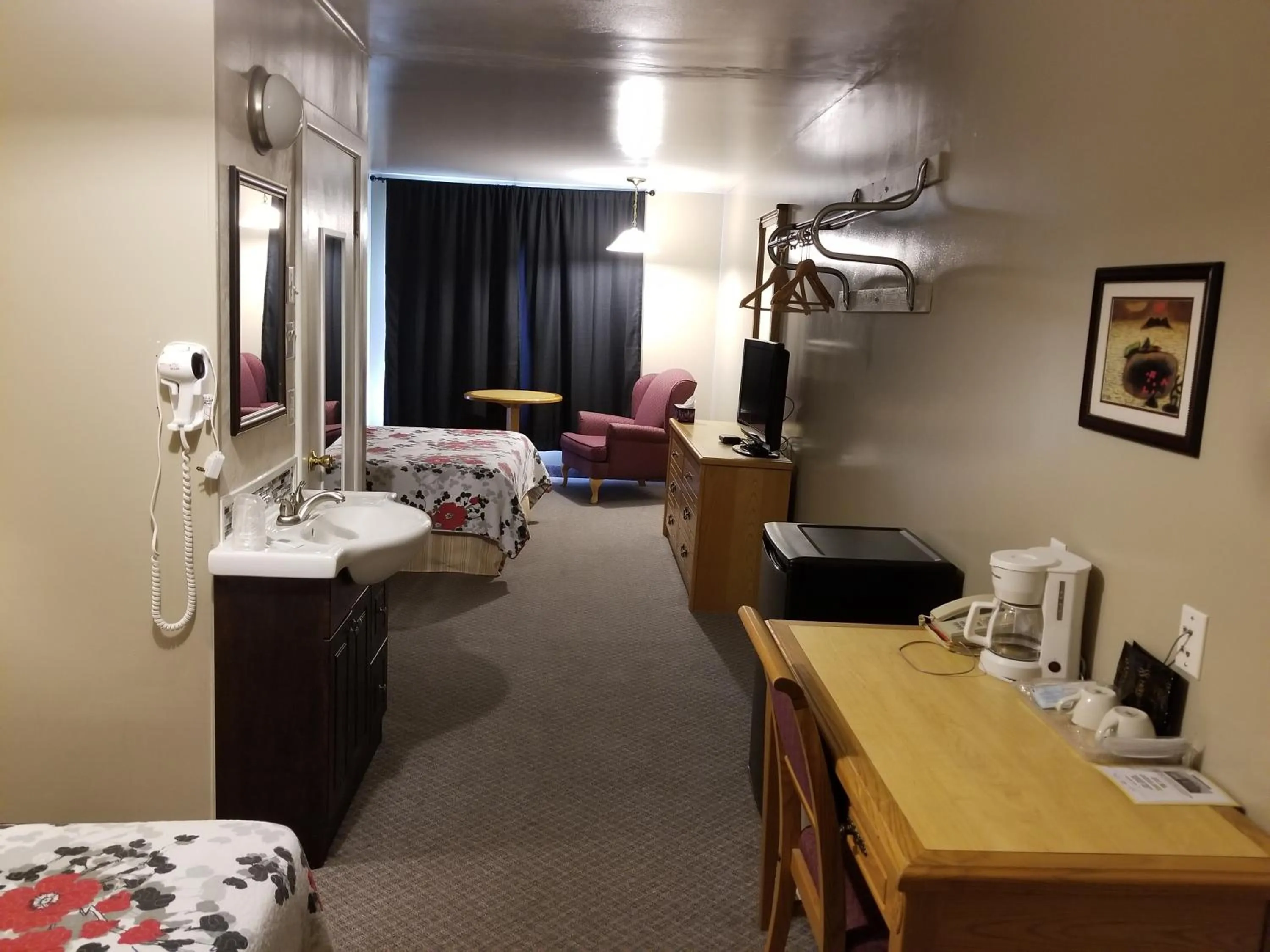 Bedroom, Bed in Knights Inn Woodstock