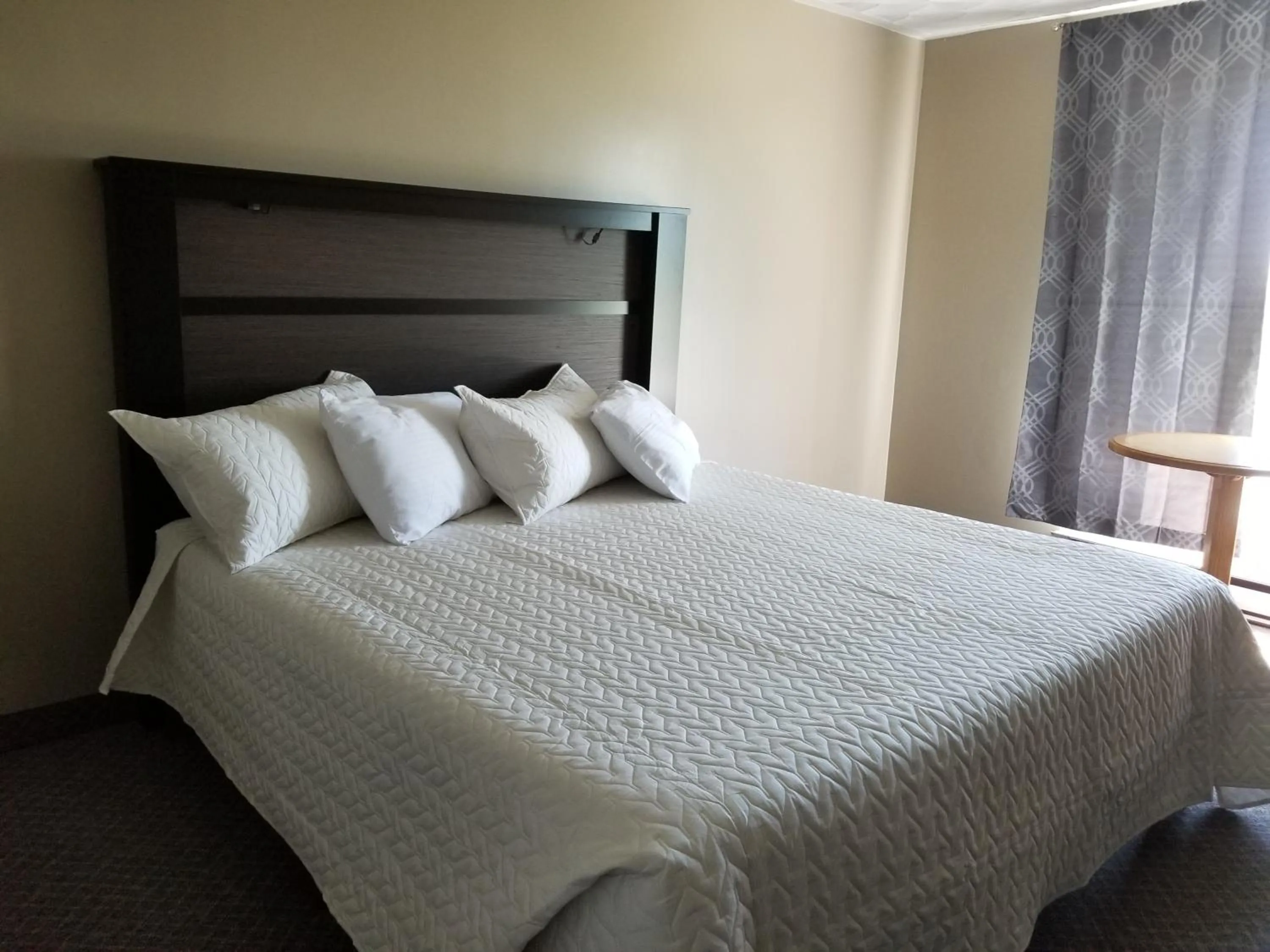 Bedroom, Bed in Knights Inn Woodstock