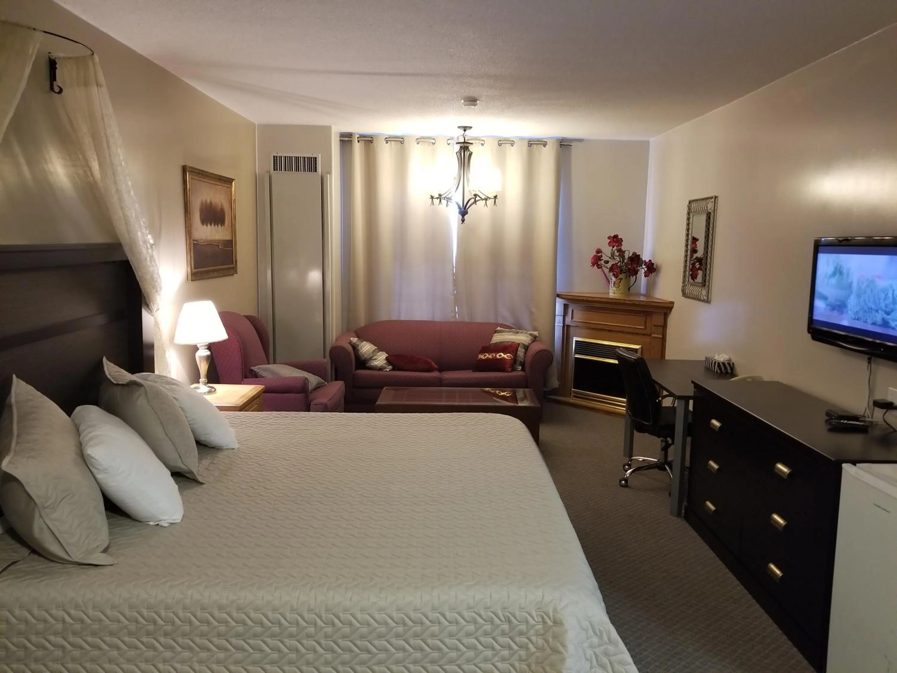 Bedroom, Bed in Knights Inn Woodstock