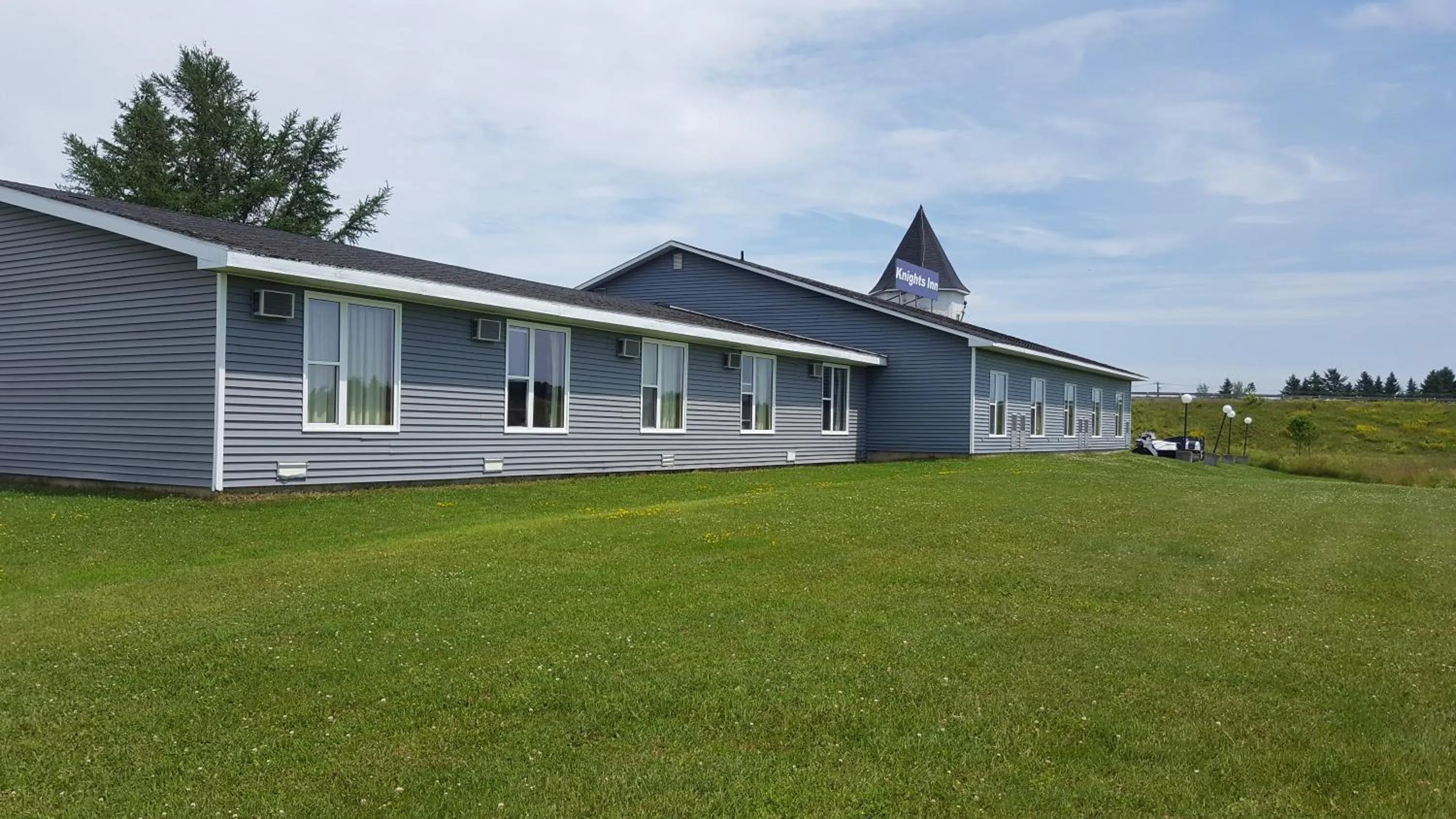 Day in Knights Inn Woodstock