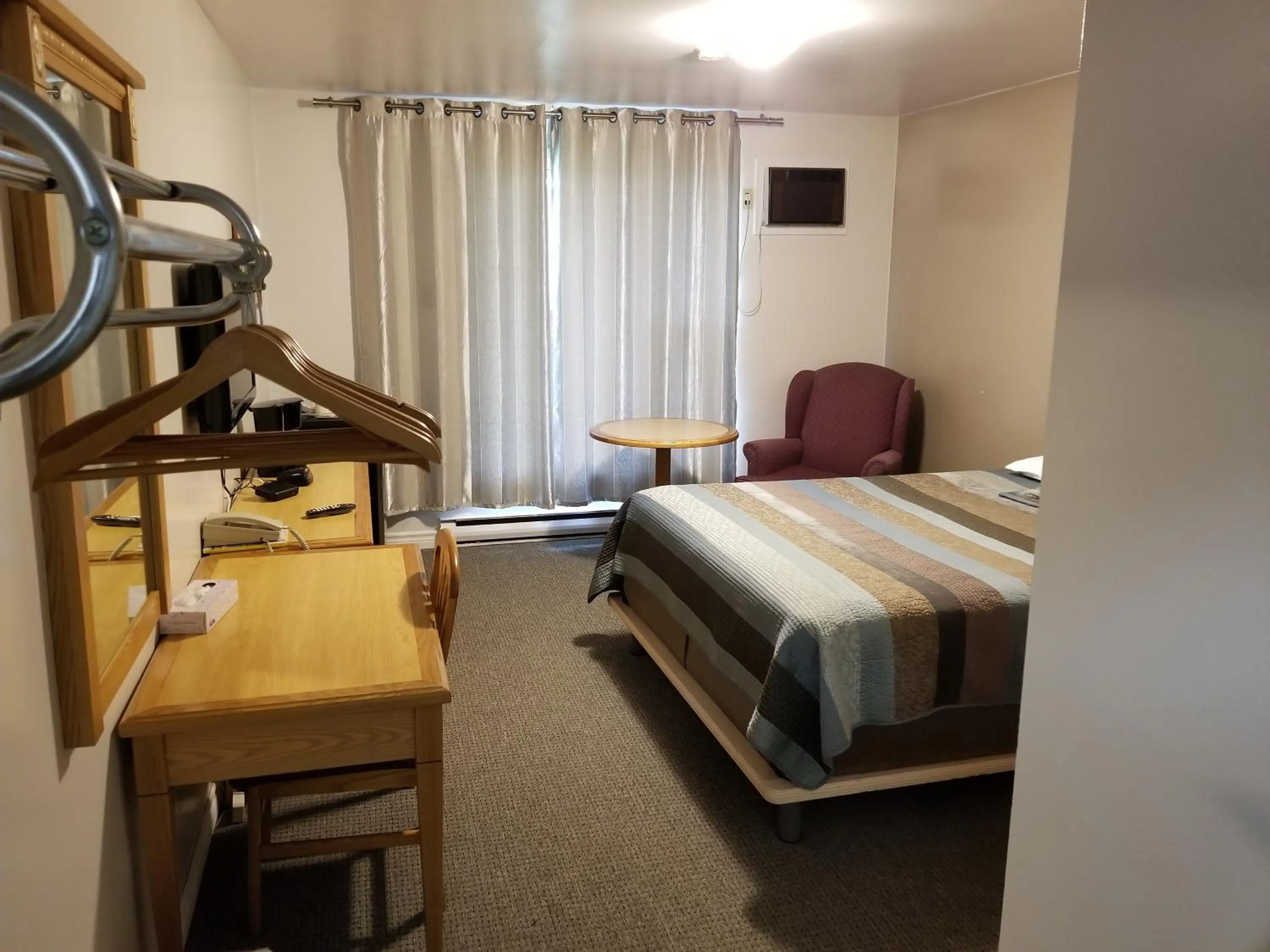 Bed in Knights Inn Woodstock