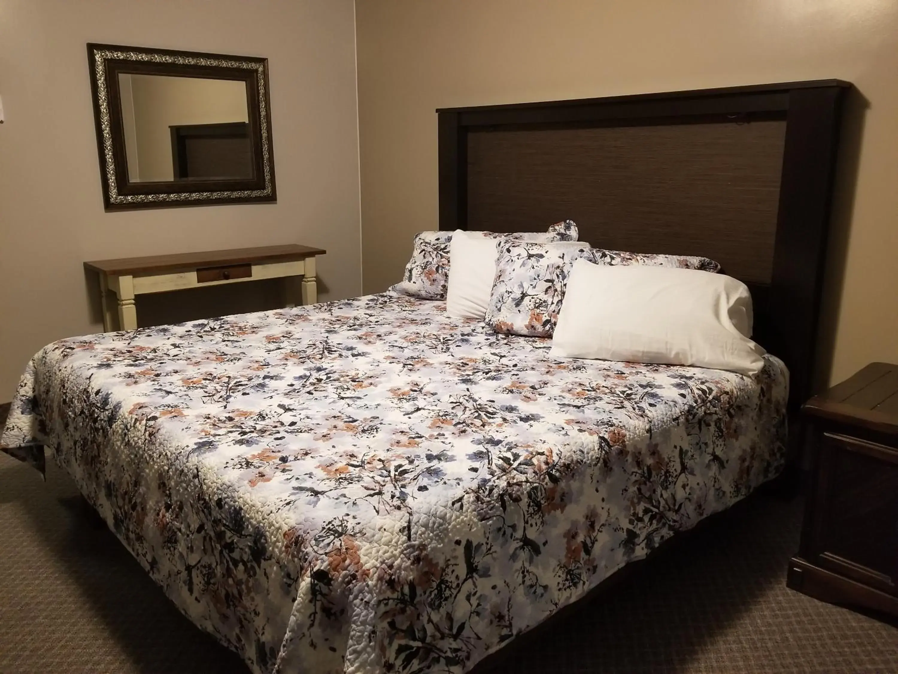 Deluxe King Room in Knights Inn Woodstock Deluxe King Room in Knights Inn Woodstock