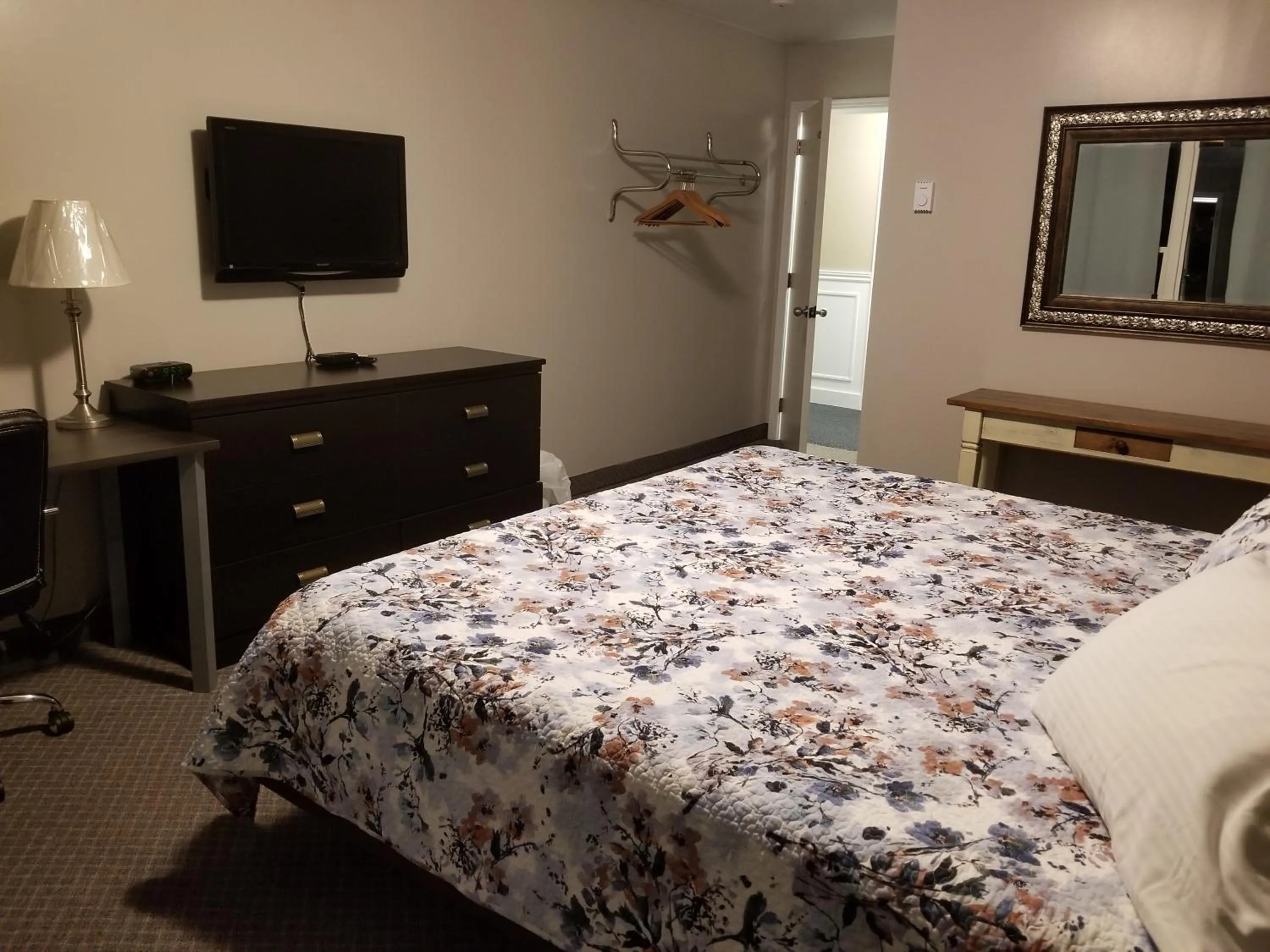 Bedroom, Bed in Knights Inn Woodstock