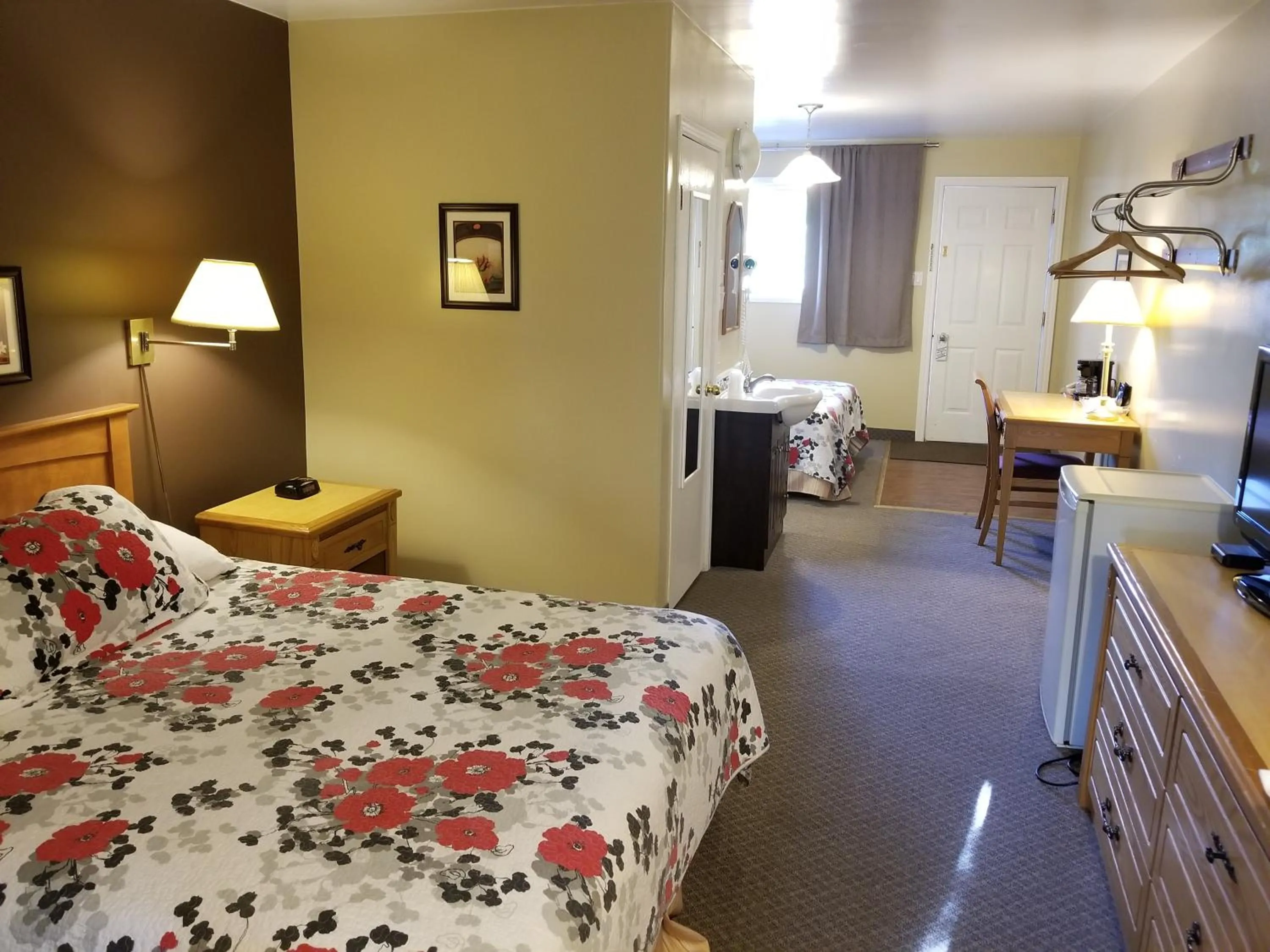 Bedroom, Bed in Knights Inn Woodstock