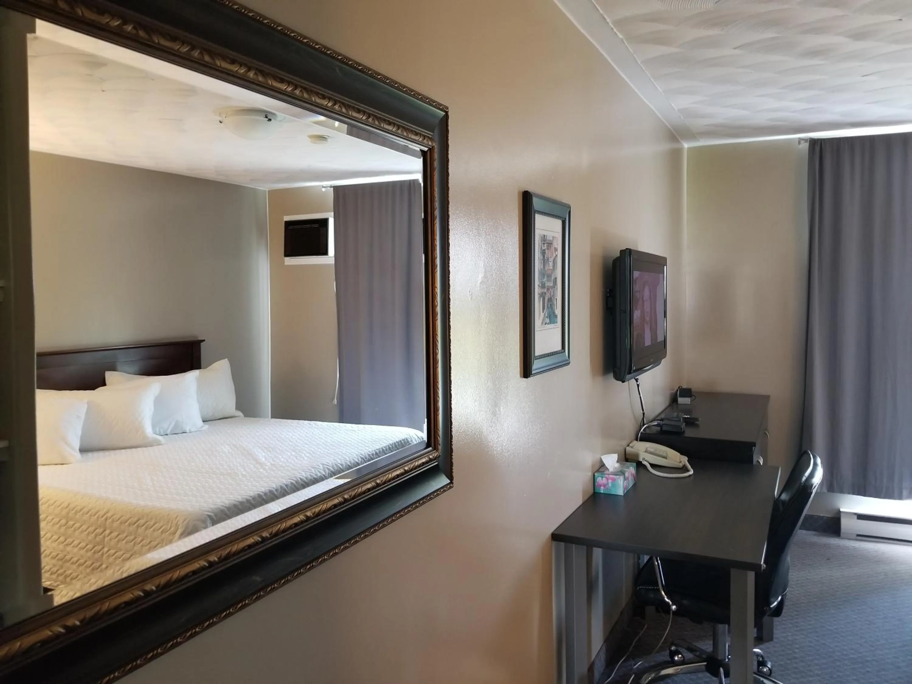 Bedroom, Bed in Knights Inn Woodstock