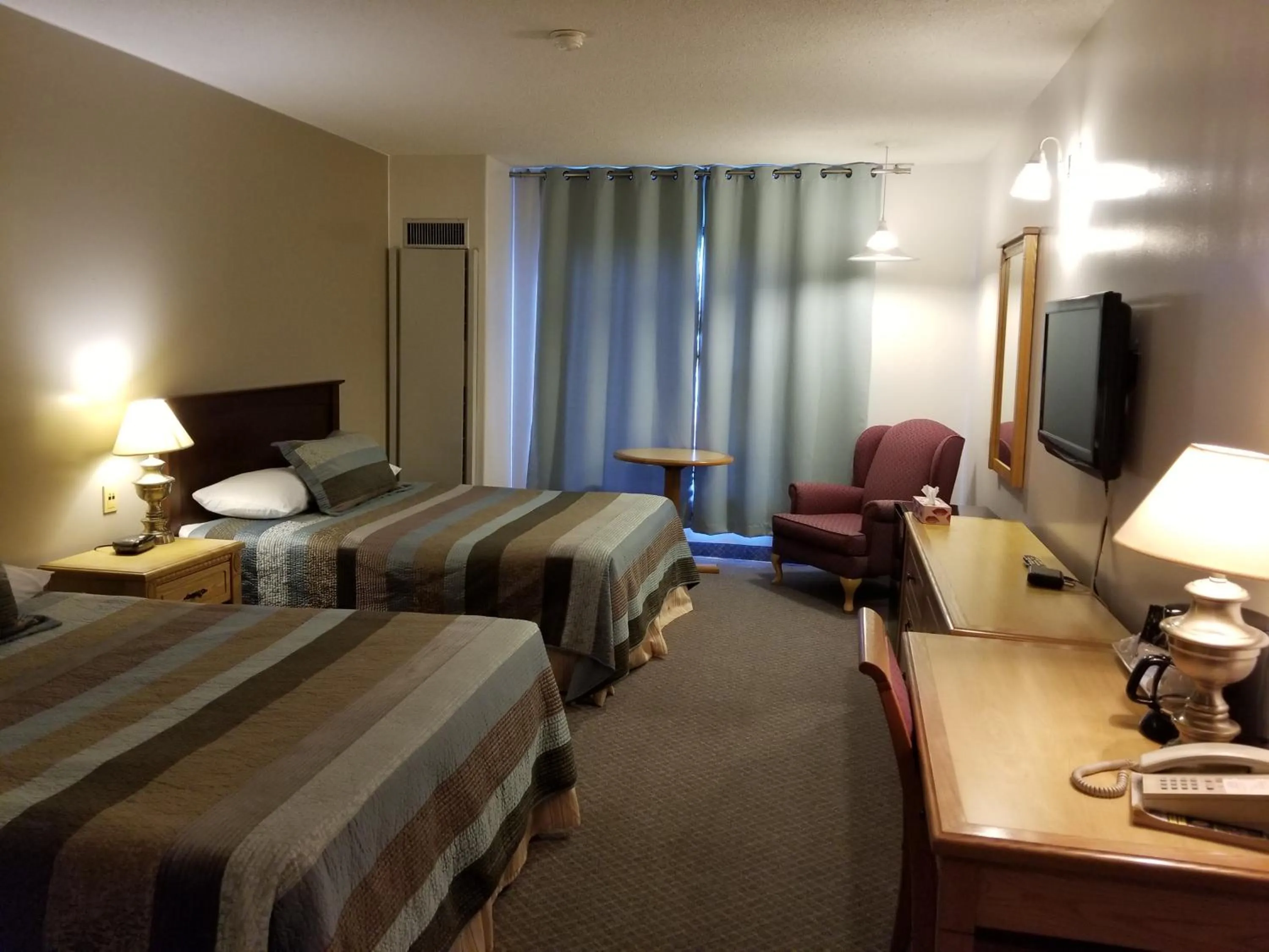 Bedroom, Bed in Knights Inn Woodstock