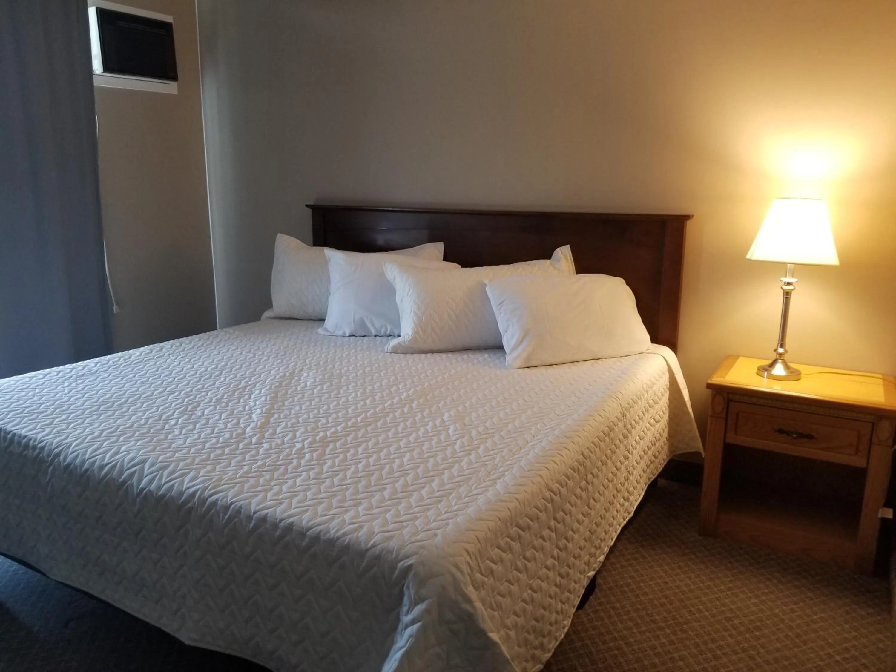 Bedroom, Bed in Knights Inn Woodstock