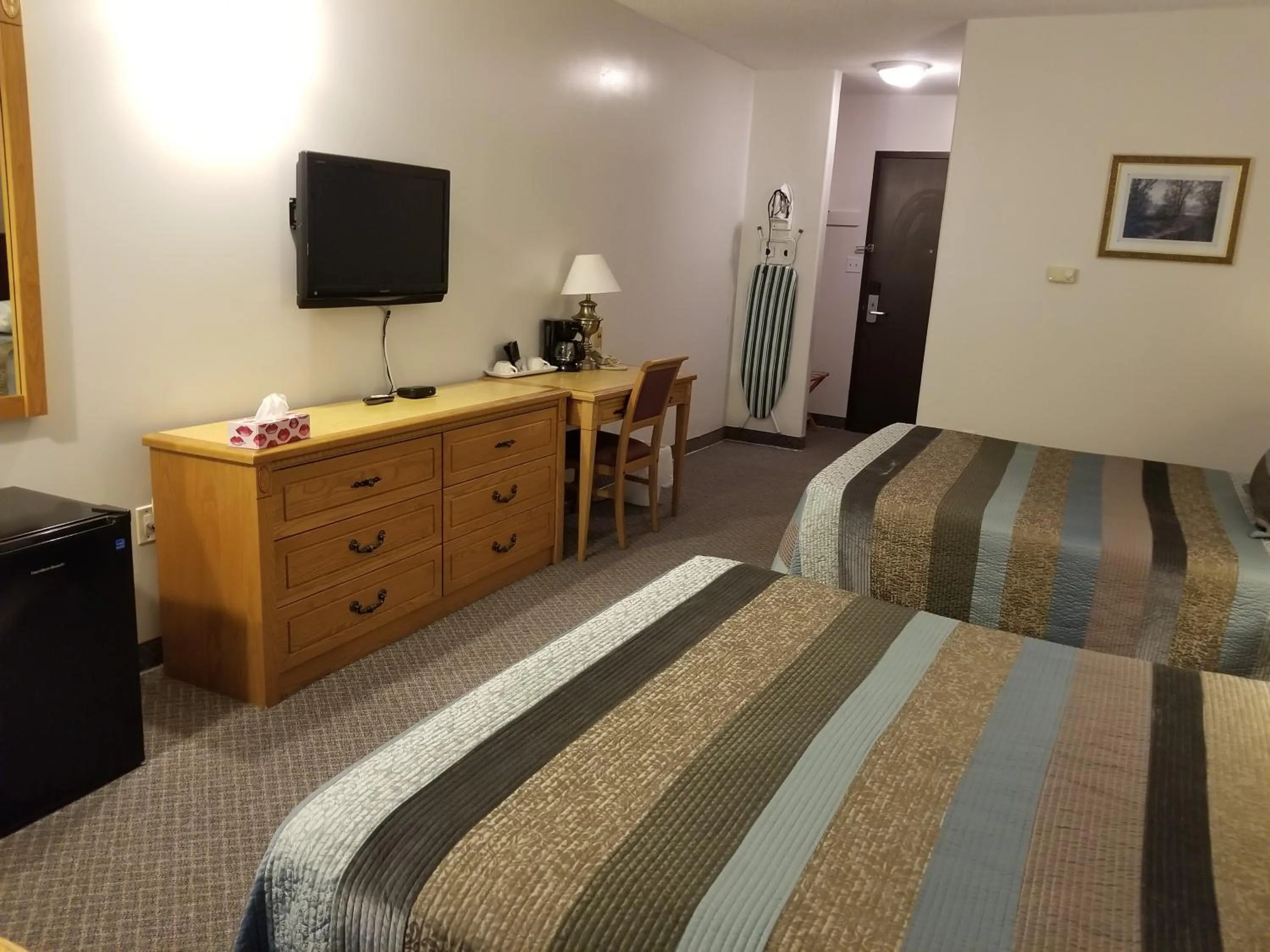 Bedroom, Bed in Knights Inn Woodstock