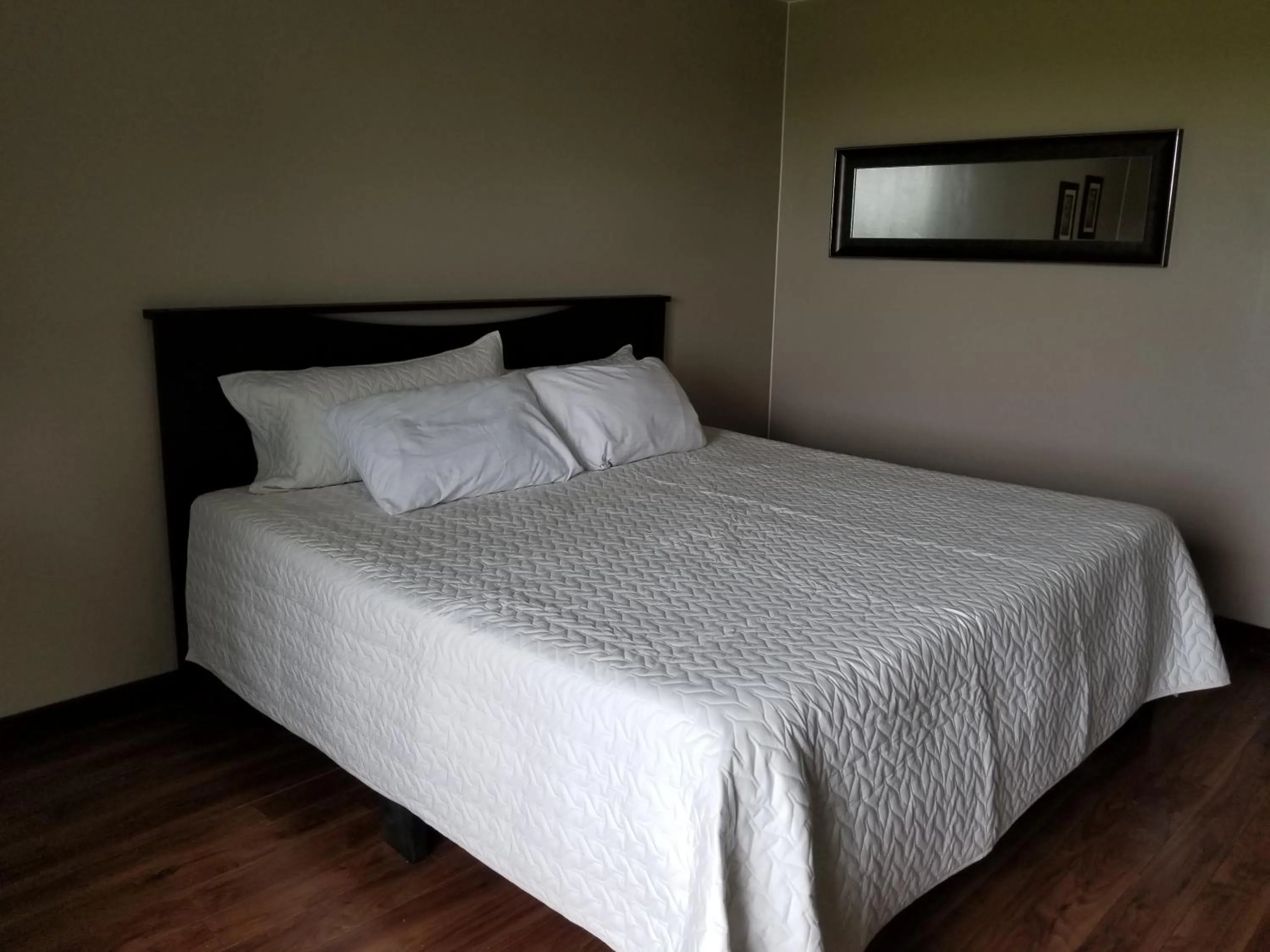 Bedroom, Bed in Knights Inn Woodstock