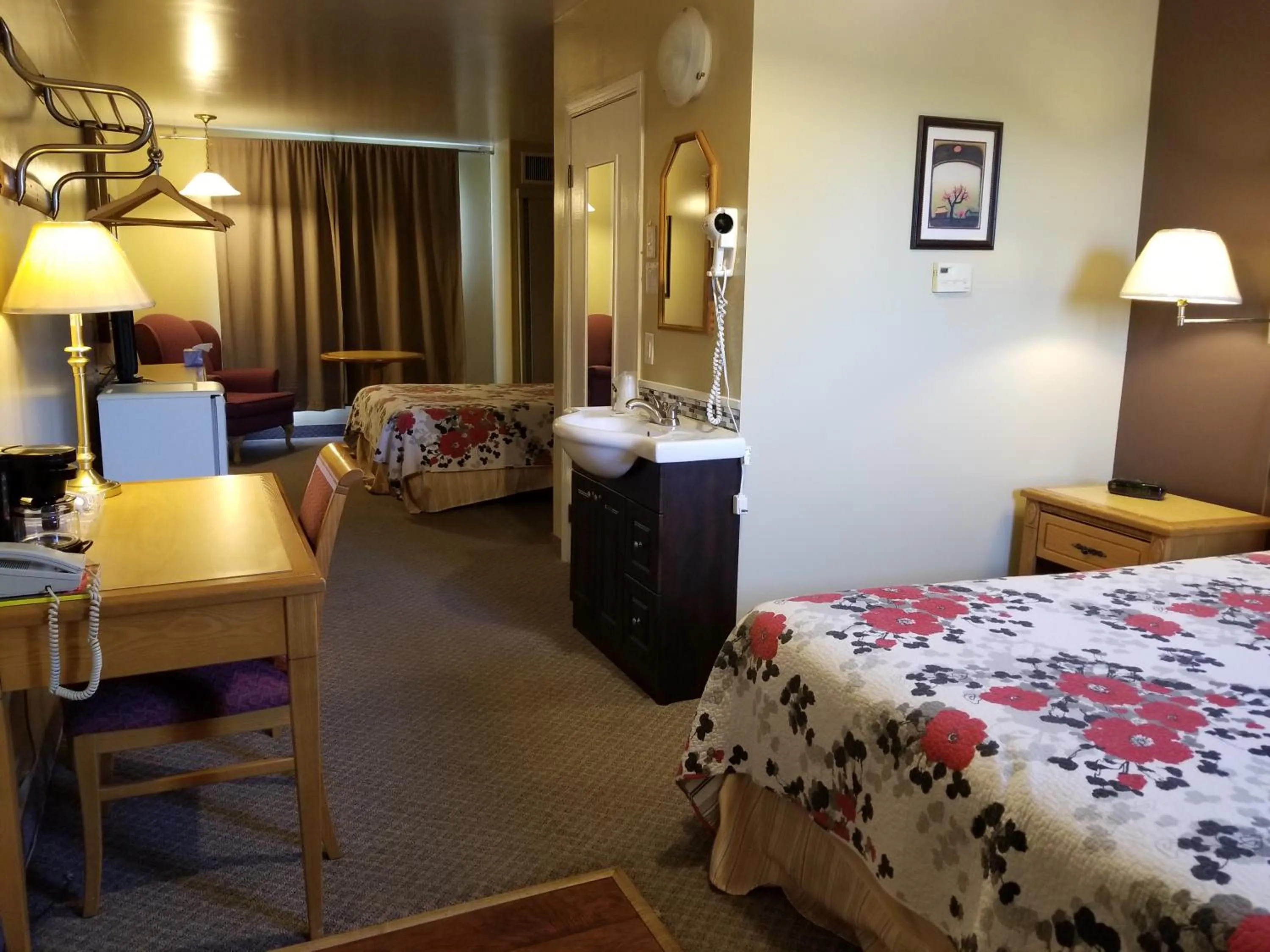 Bedroom, Bed in Knights Inn Woodstock