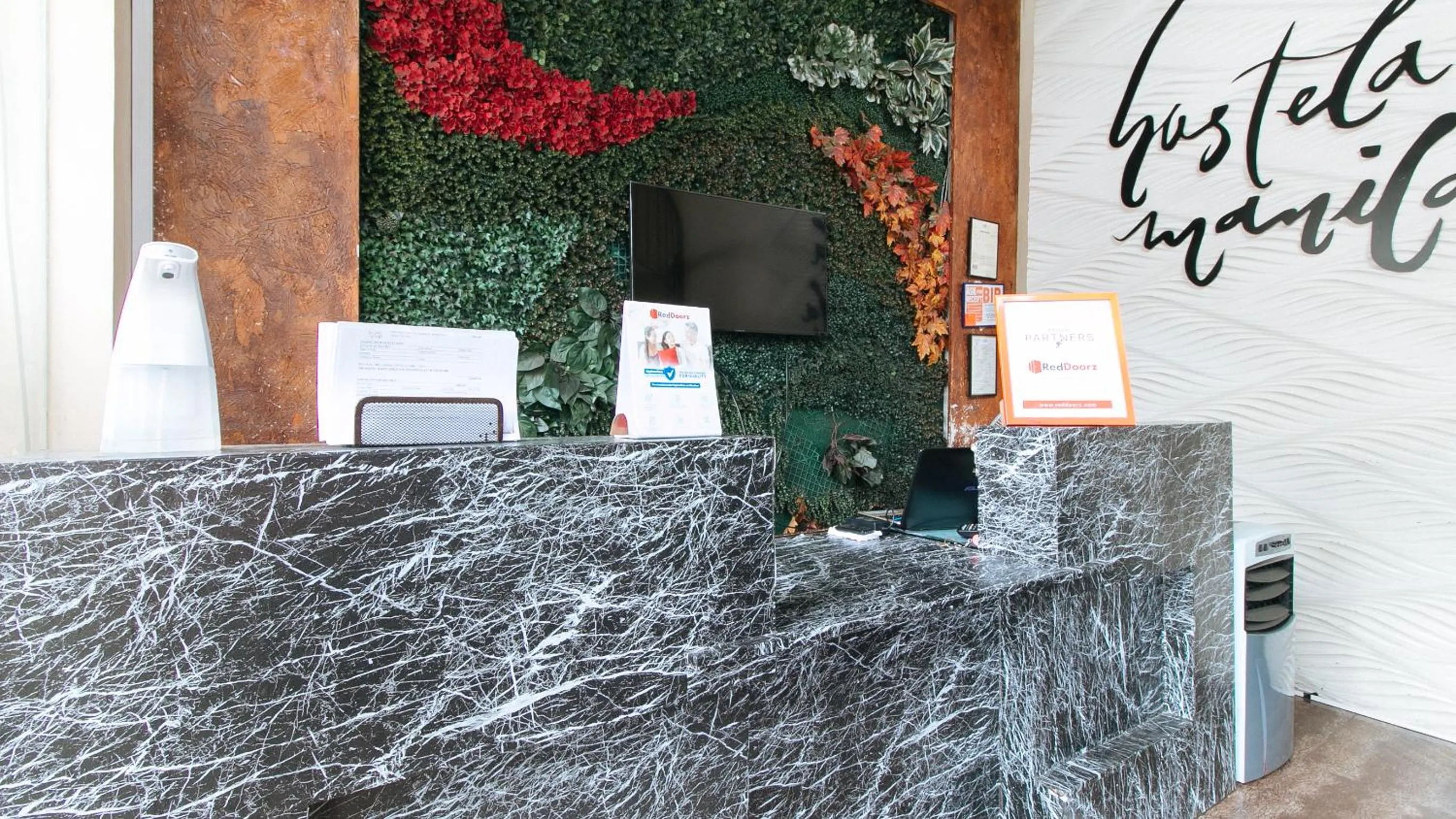 Lobby or reception in RedDoorz near Quirino Station Manila