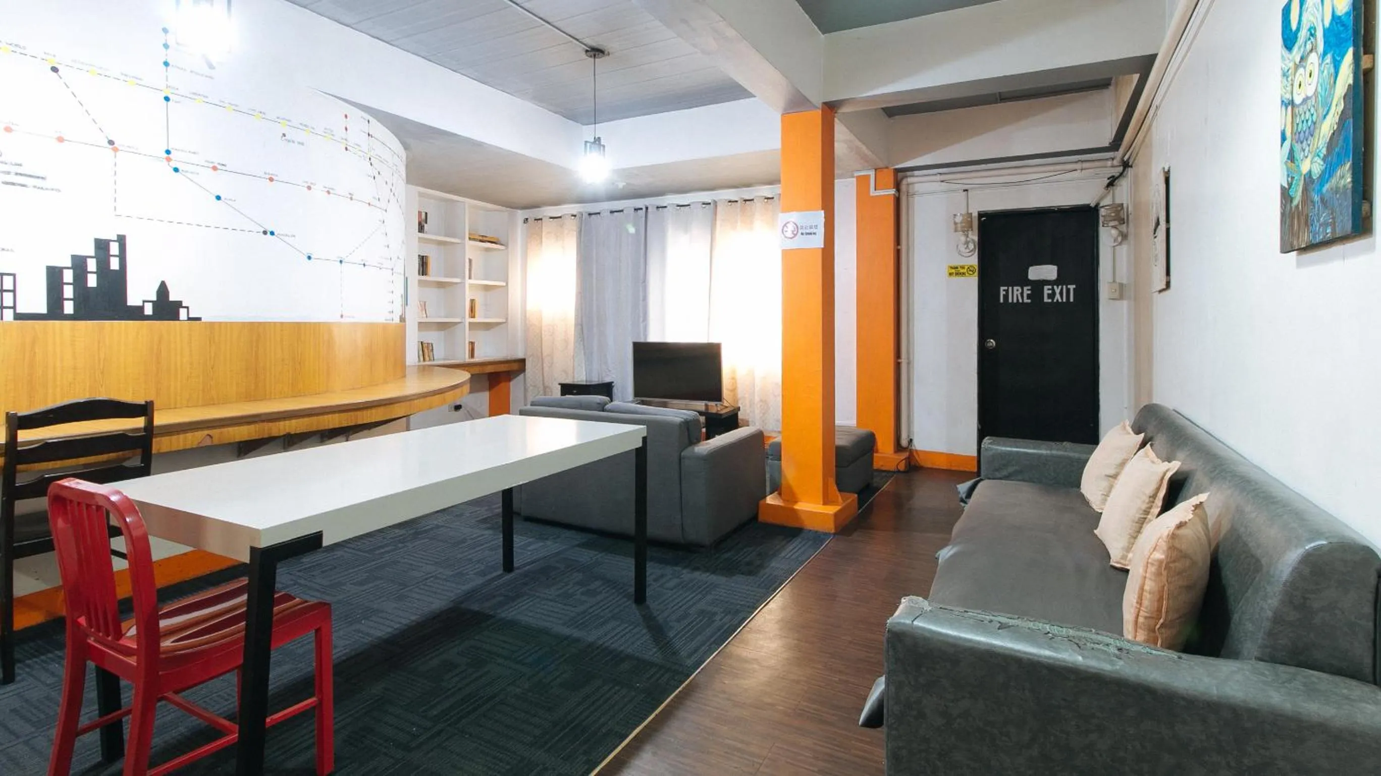 Communal lounge/ TV room in RedDoorz near Quirino Station Manila