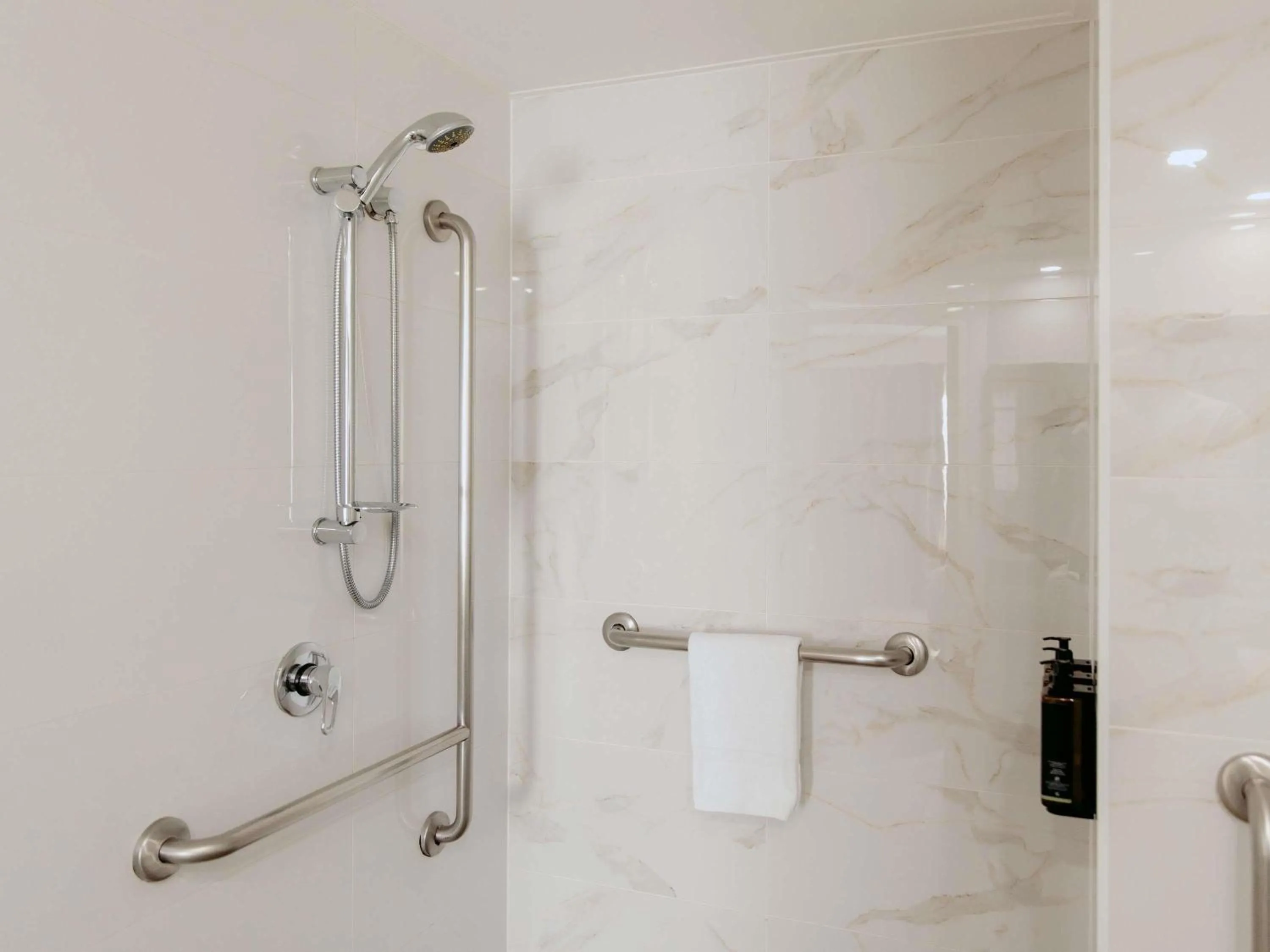 Bedroom in Mercure Sydney Parramatta