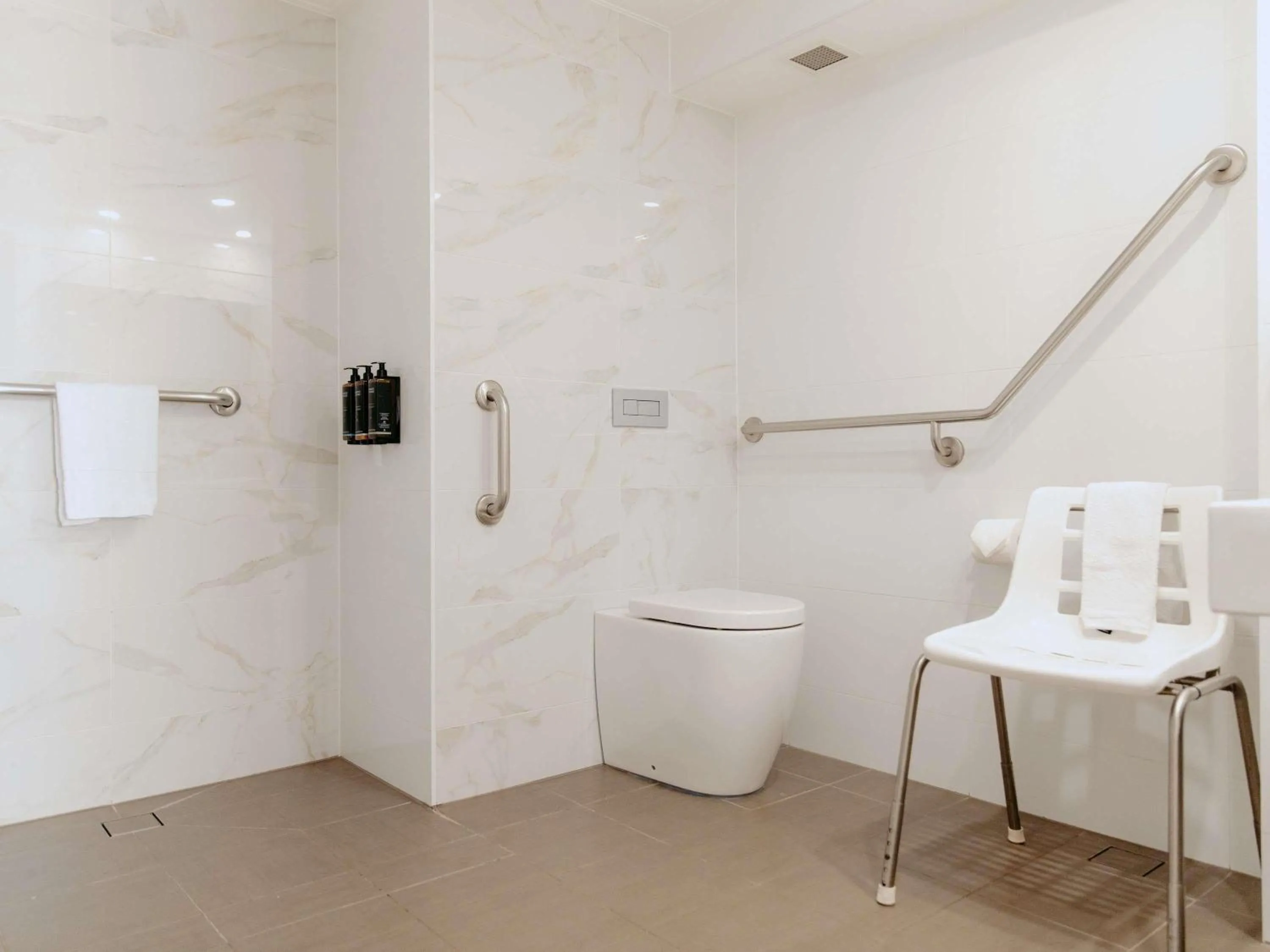 Bedroom in Mercure Sydney Parramatta