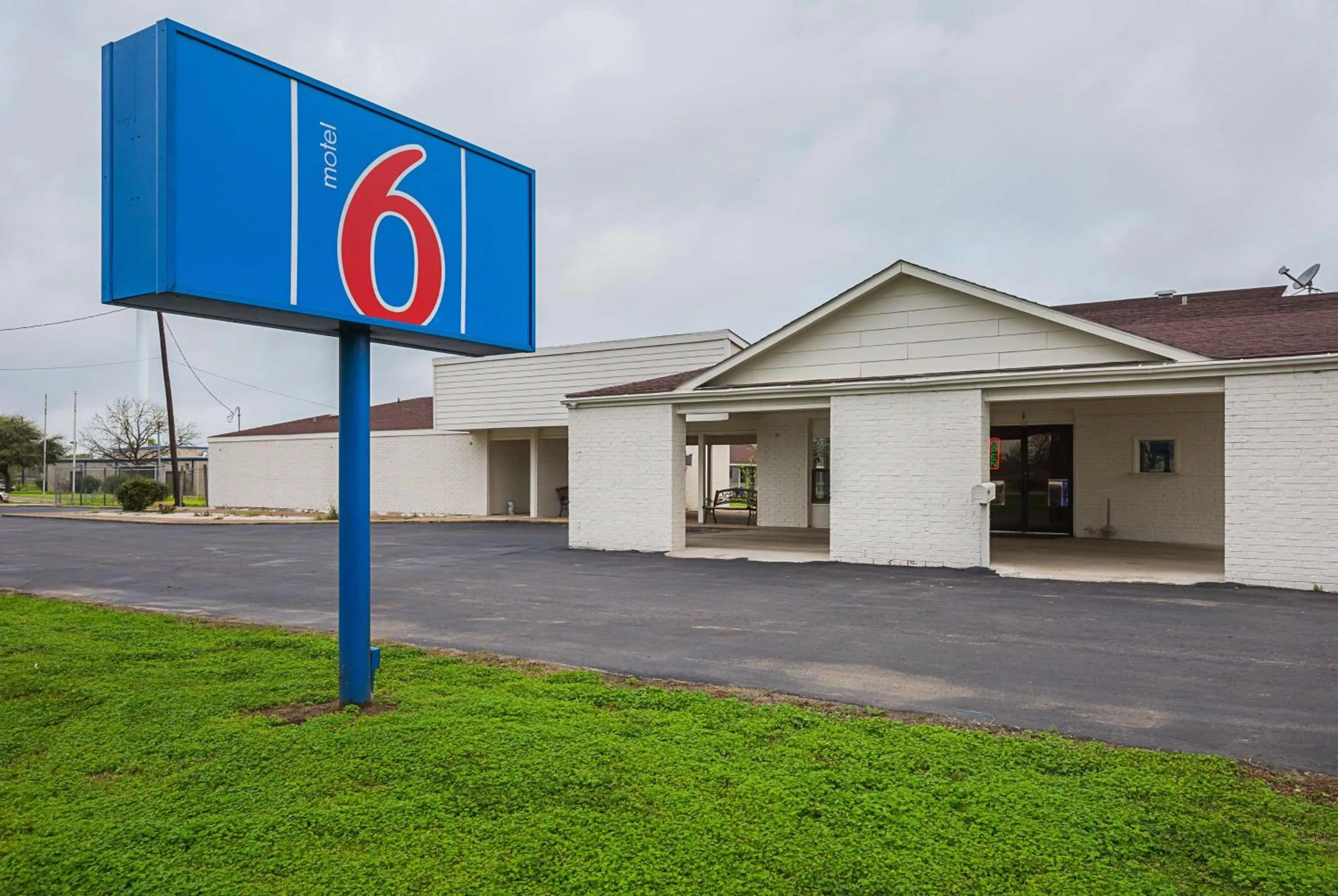 Property building in Motel 6-Madisonville, TX